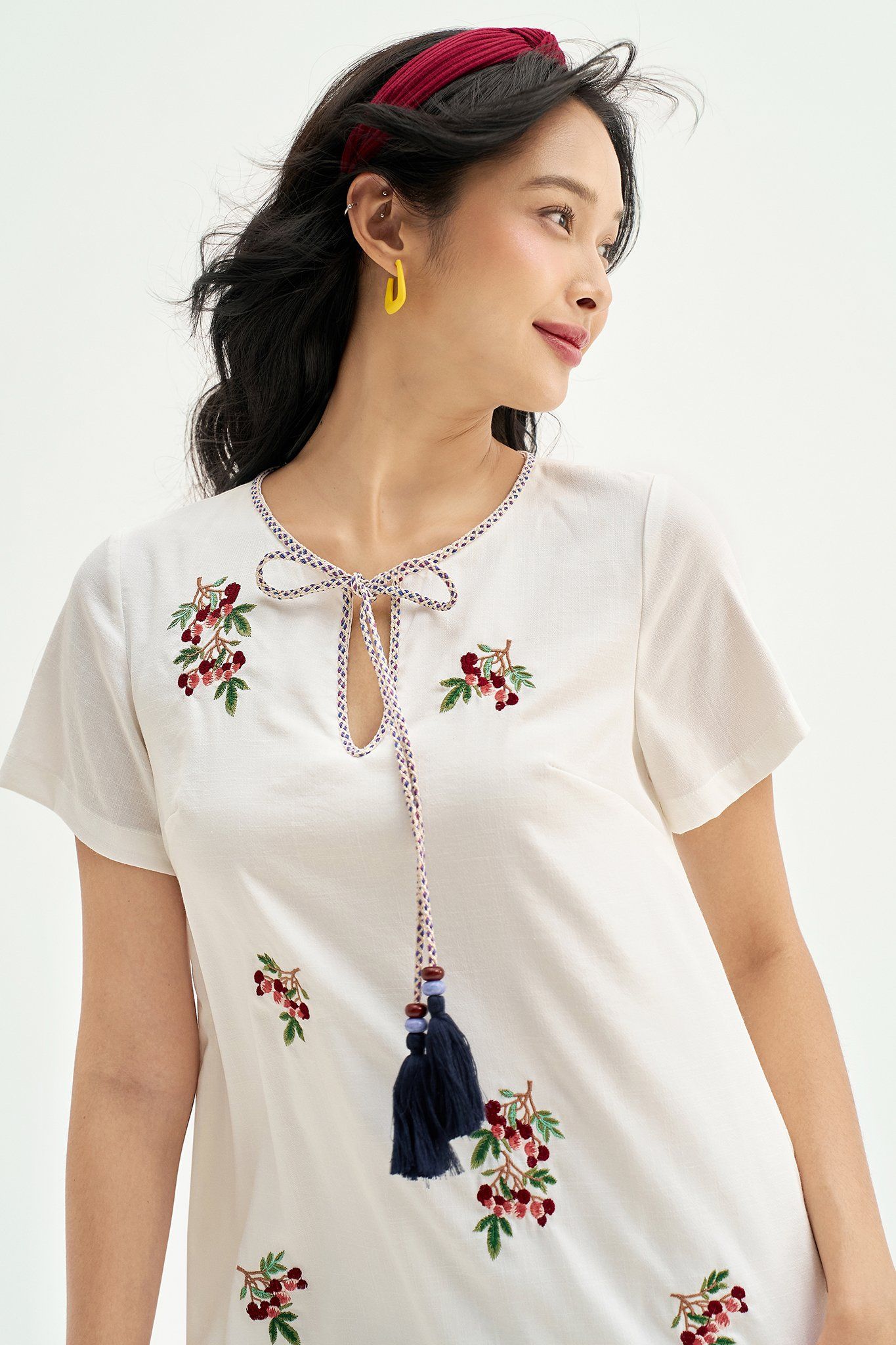 Đầm suông đũi chun trắng thêu chùm olive