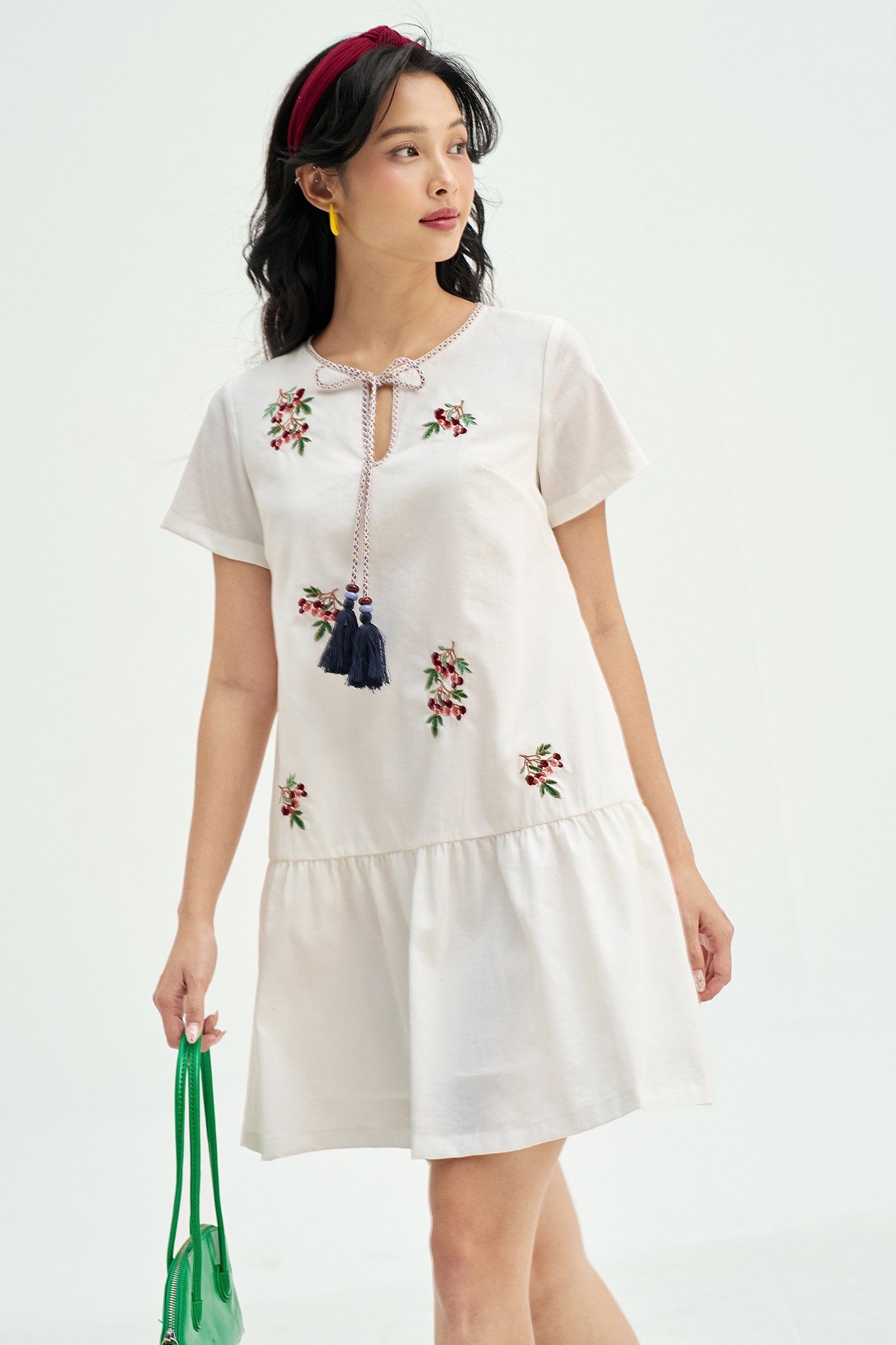 Đầm suông đũi chun trắng thêu chùm olive