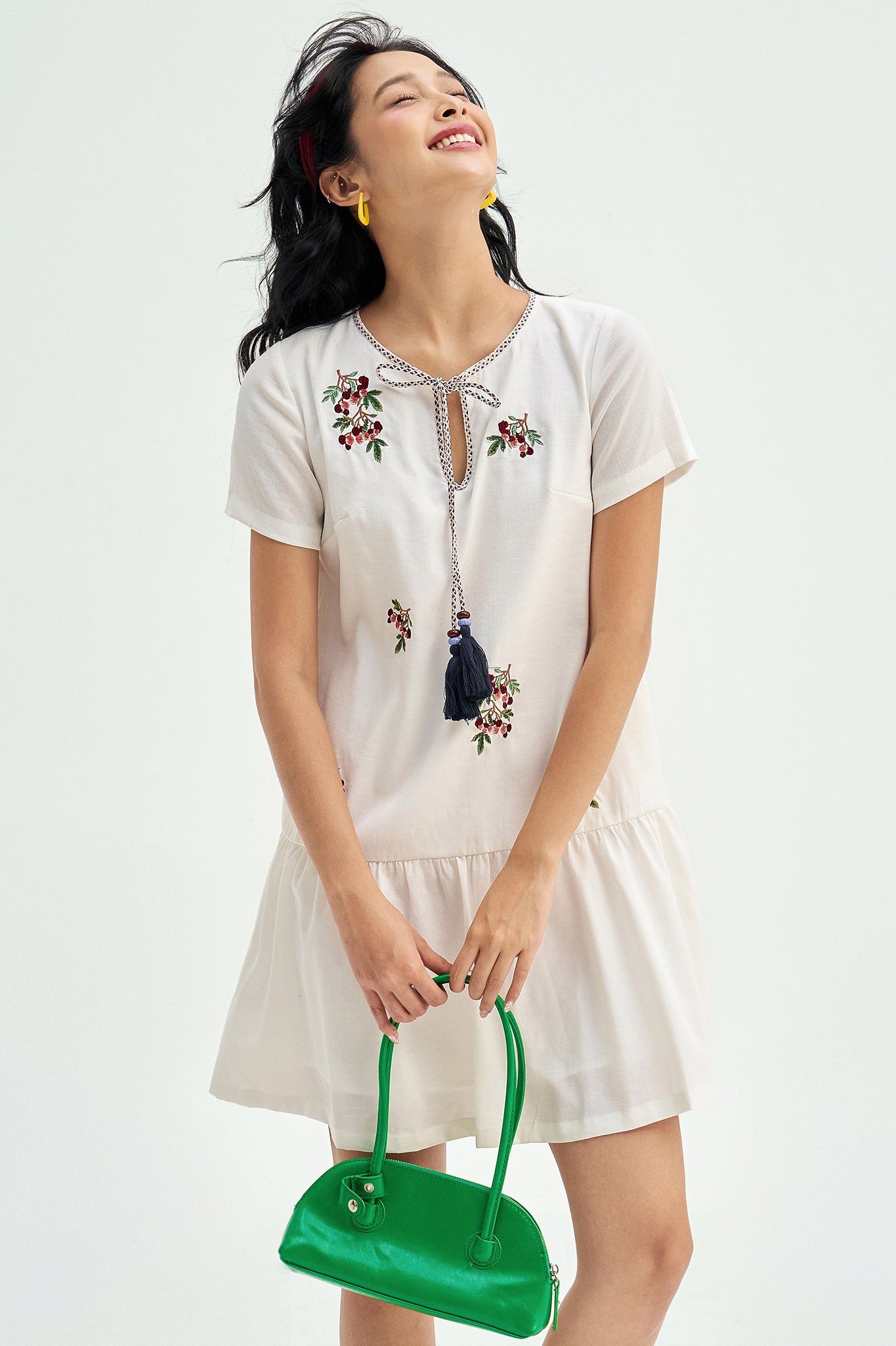 Đầm suông đũi chun trắng thêu chùm olive