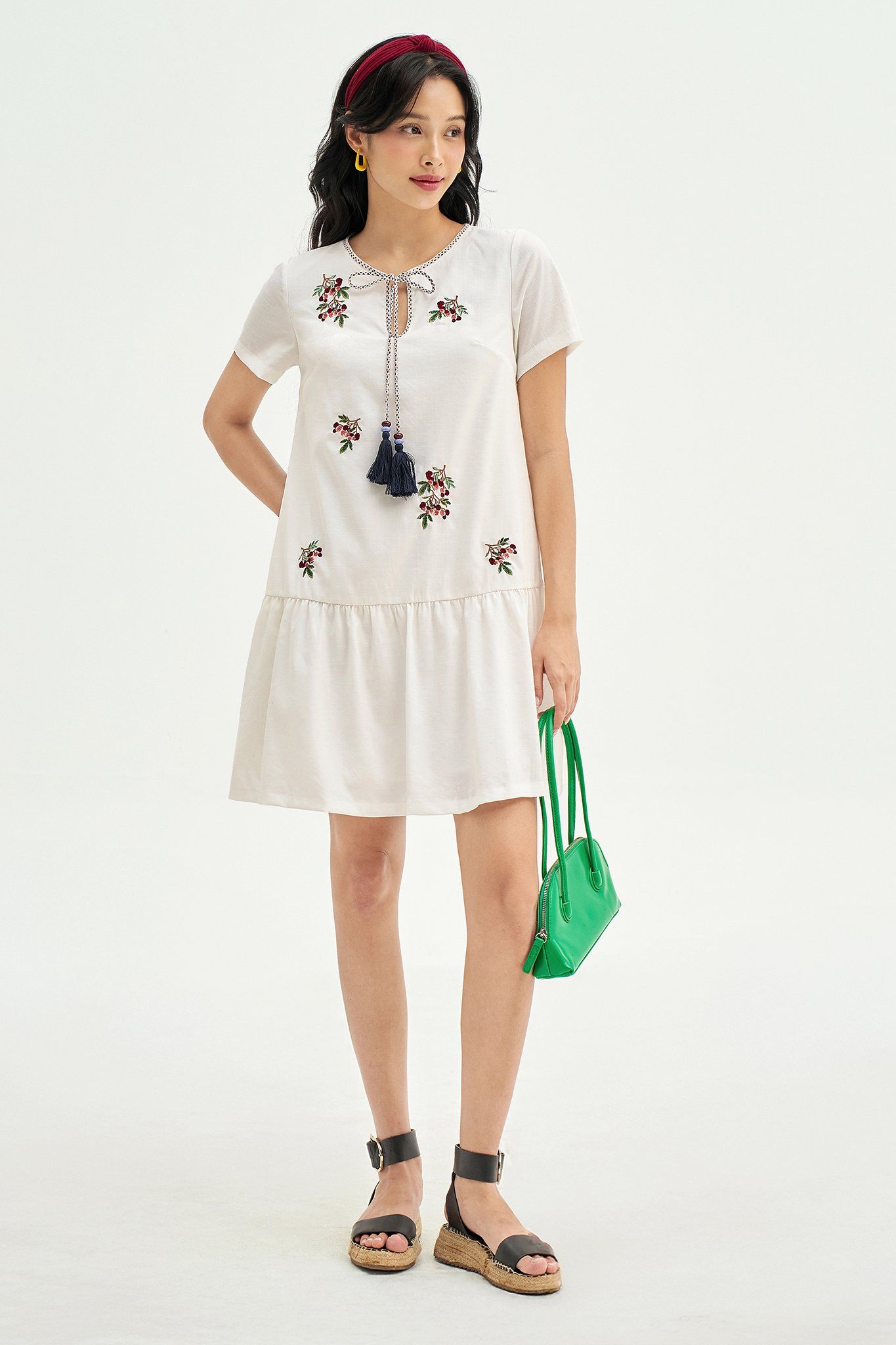 Đầm suông đũi chun trắng thêu chùm olive