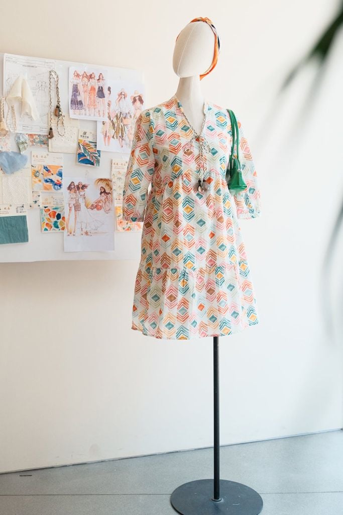 Đầm suông thô lụa nối tầng họa tiết kỷ hà