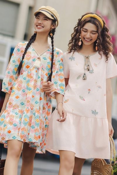 Đầm suông thô lụa nối tầng họa tiết kỷ hà