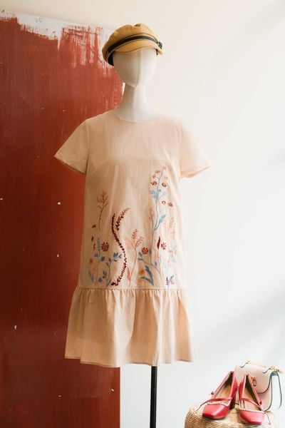 Đầm đuôi cá thêu khu rừng hoa lá cam