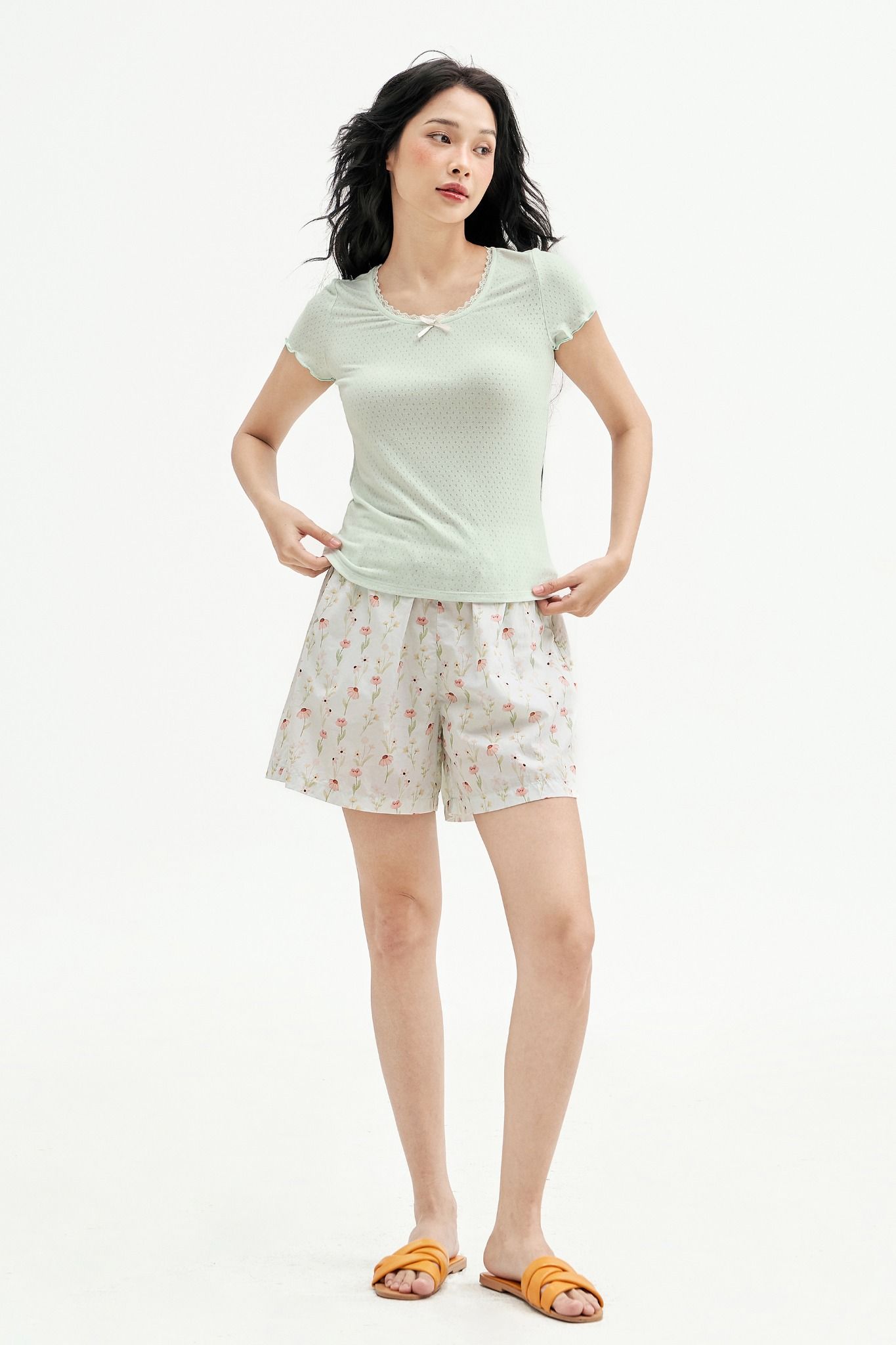 Bộ mặc nhà áo thun quần short thô lụa hoa nhí mint