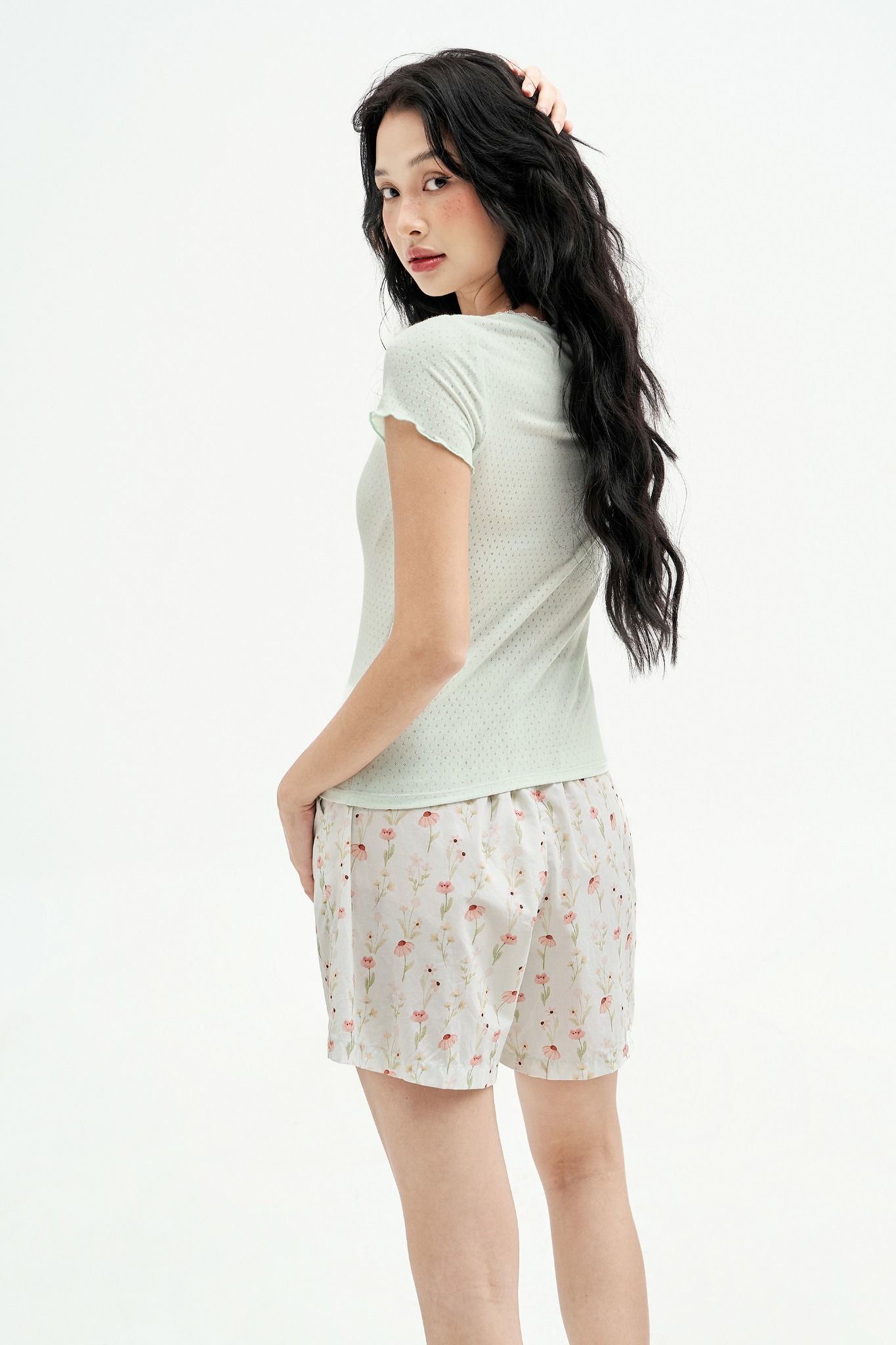 Bộ mặc nhà áo thun quần short thô lụa hoa nhí mint