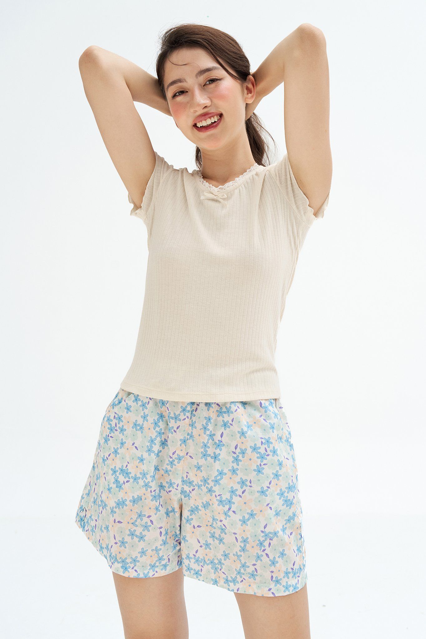 Bộ mặc nhà áo thun kem quần shorts hoa nhí xanh blue