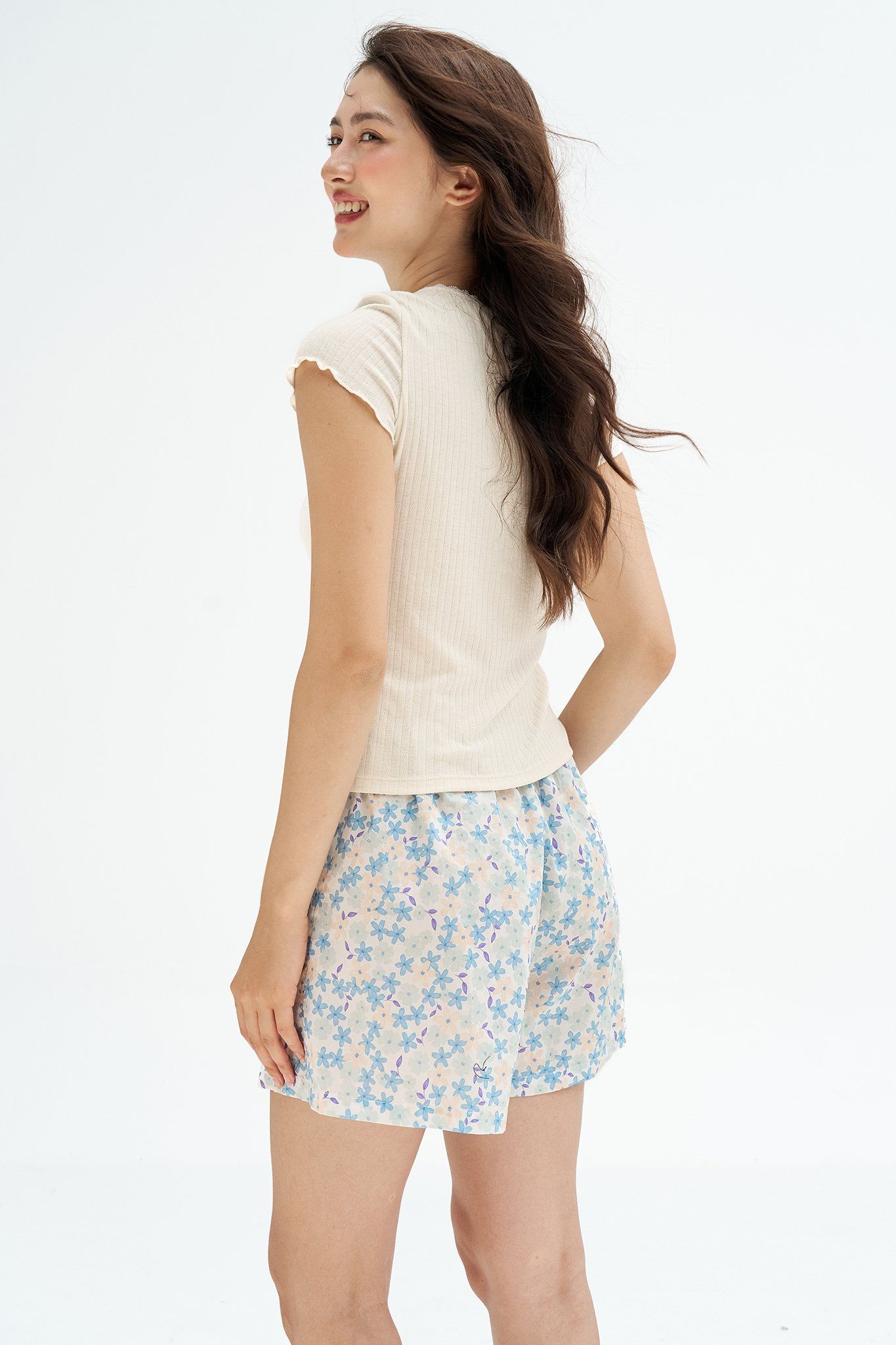 Bộ mặc nhà áo thun kem quần shorts hoa nhí xanh blue
