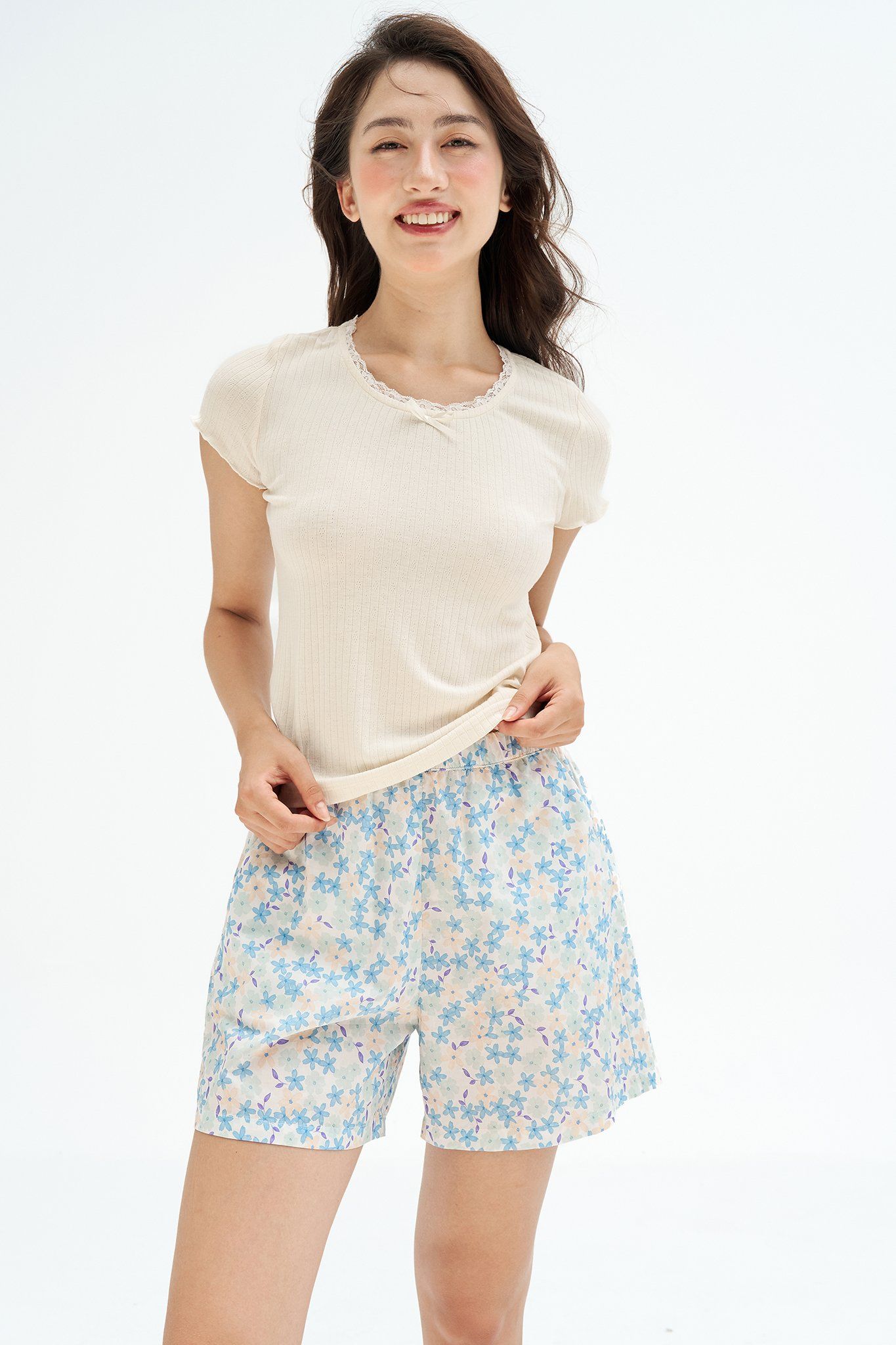 Bộ mặc nhà áo thun kem quần shorts hoa nhí xanh blue