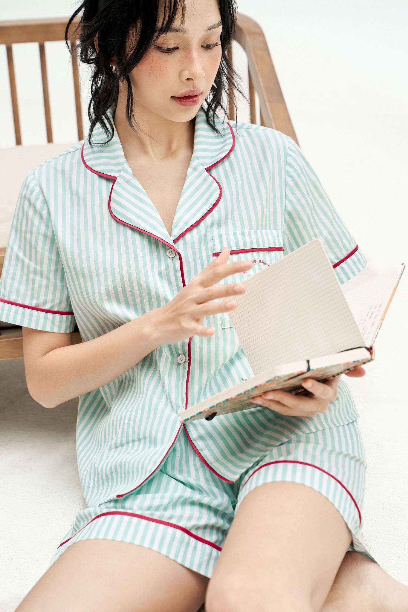 Bộ pyjamas cộc thô lụa sọc xanh phối line hồng