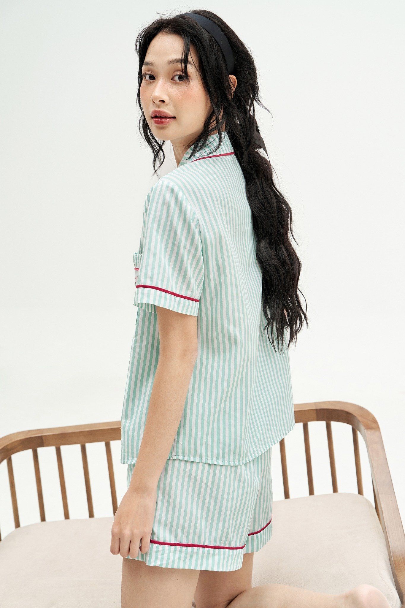 Bộ pyjamas cộc thô lụa sọc xanh phối line hồng