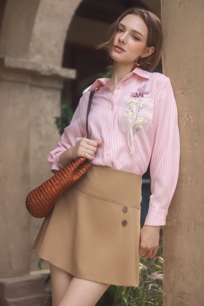 Sơ mi sọc hồng thêu hoa nổi đáp túi