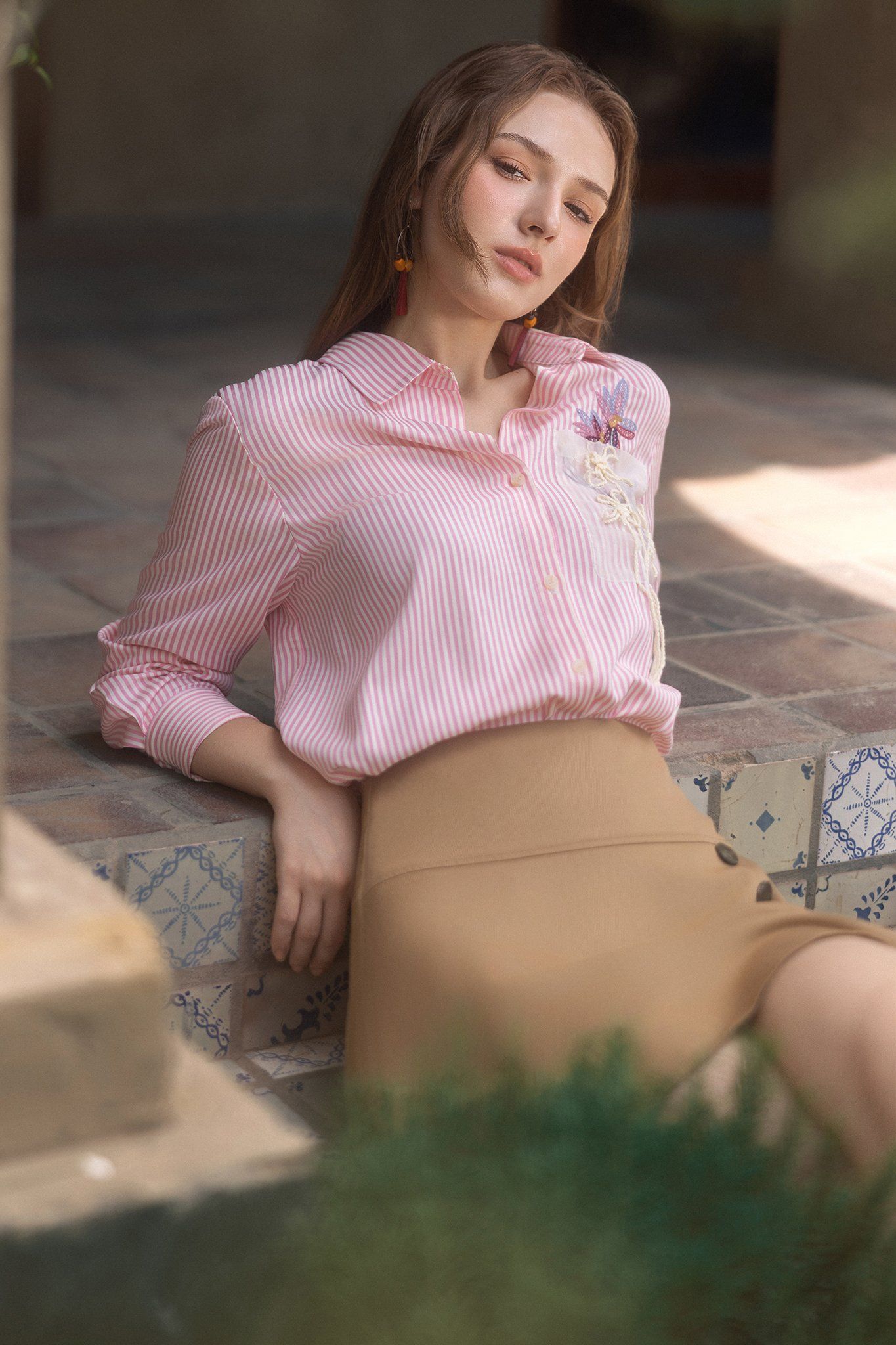 Sơ mi sọc hồng thêu hoa nổi đáp túi