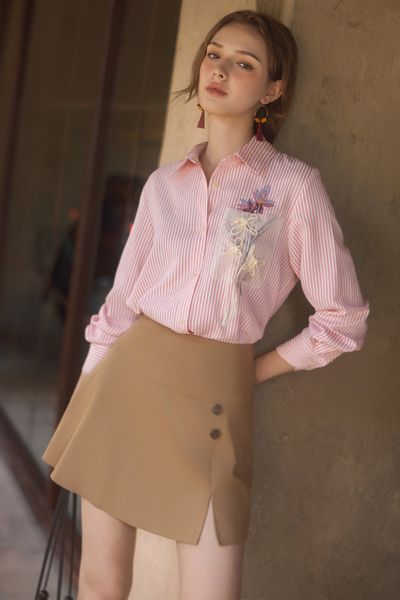 Sơ mi sọc hồng thêu hoa nổi đáp túi