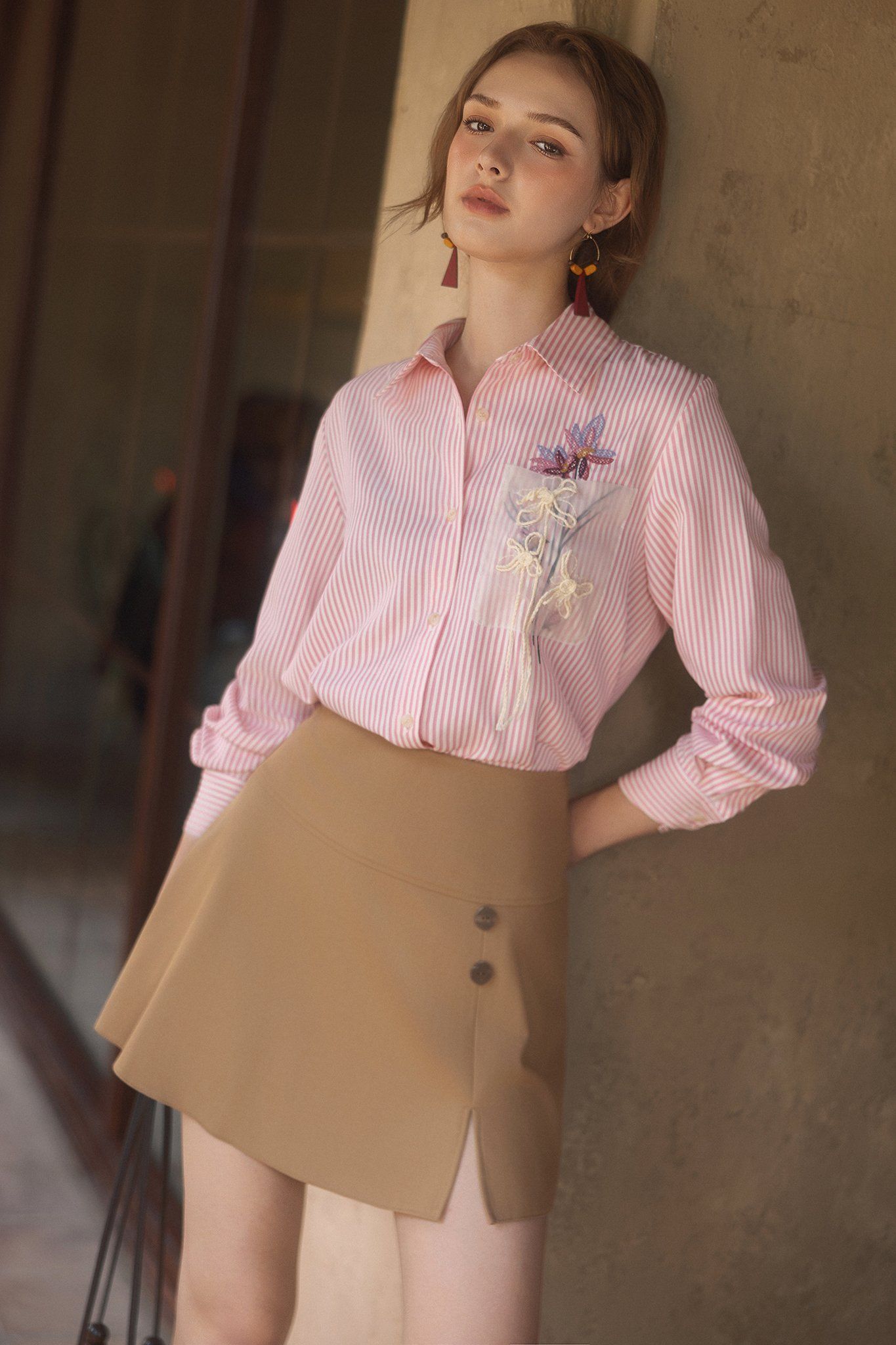 Sơ mi sọc hồng thêu hoa nổi đáp túi