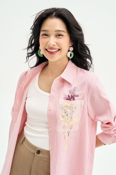 Sơ mi sọc hồng thêu hoa nổi đáp túi