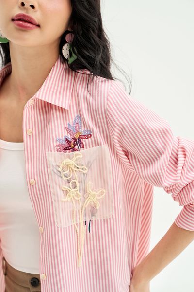 Sơ mi sọc hồng thêu hoa nổi đáp túi