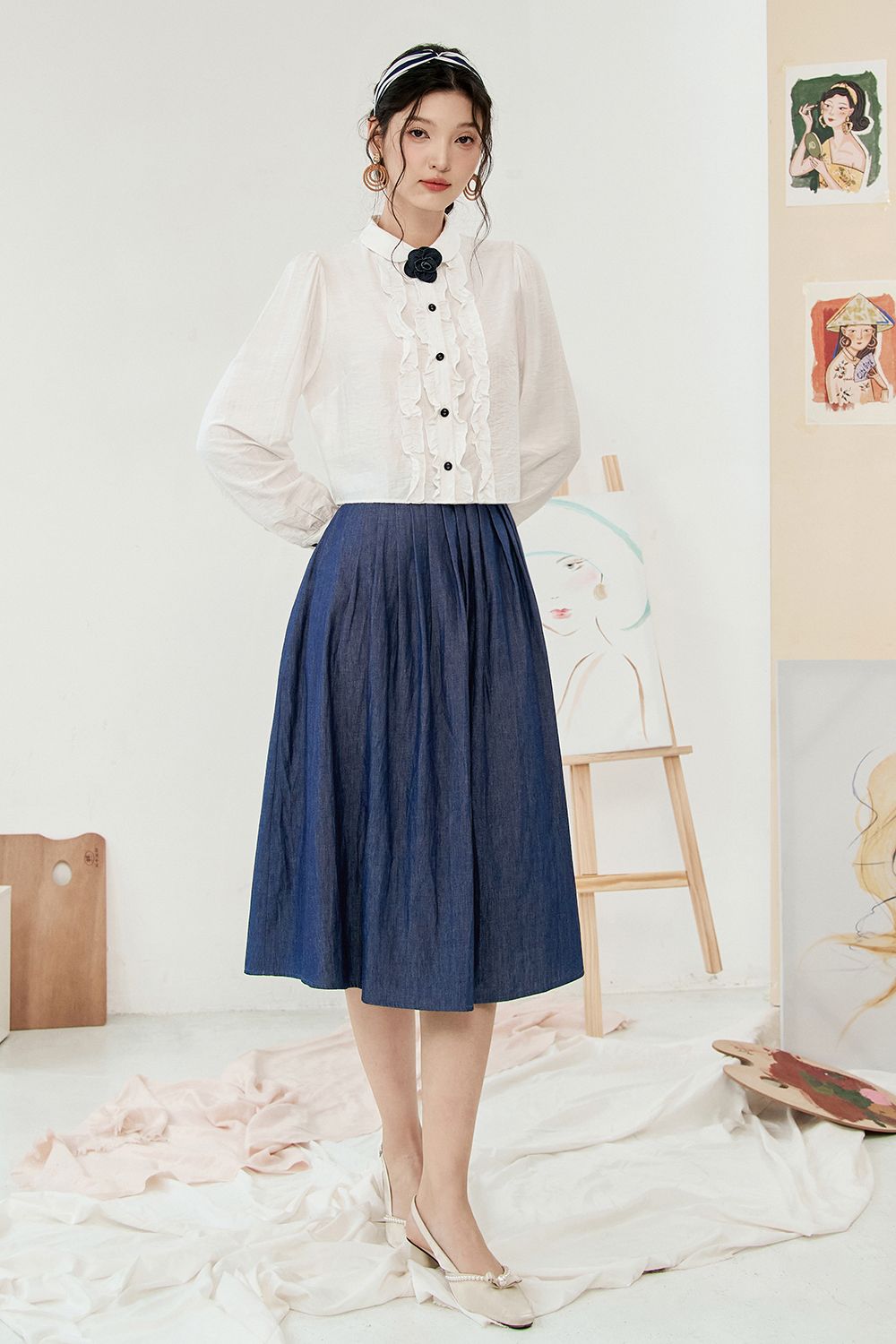 Sơ mi đũi xước trắng đính hoa denim