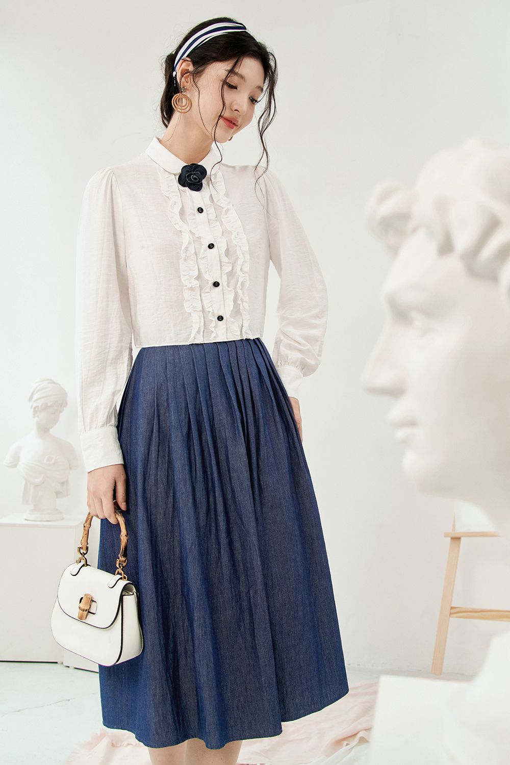 Sơ mi đũi xước trắng đính hoa denim