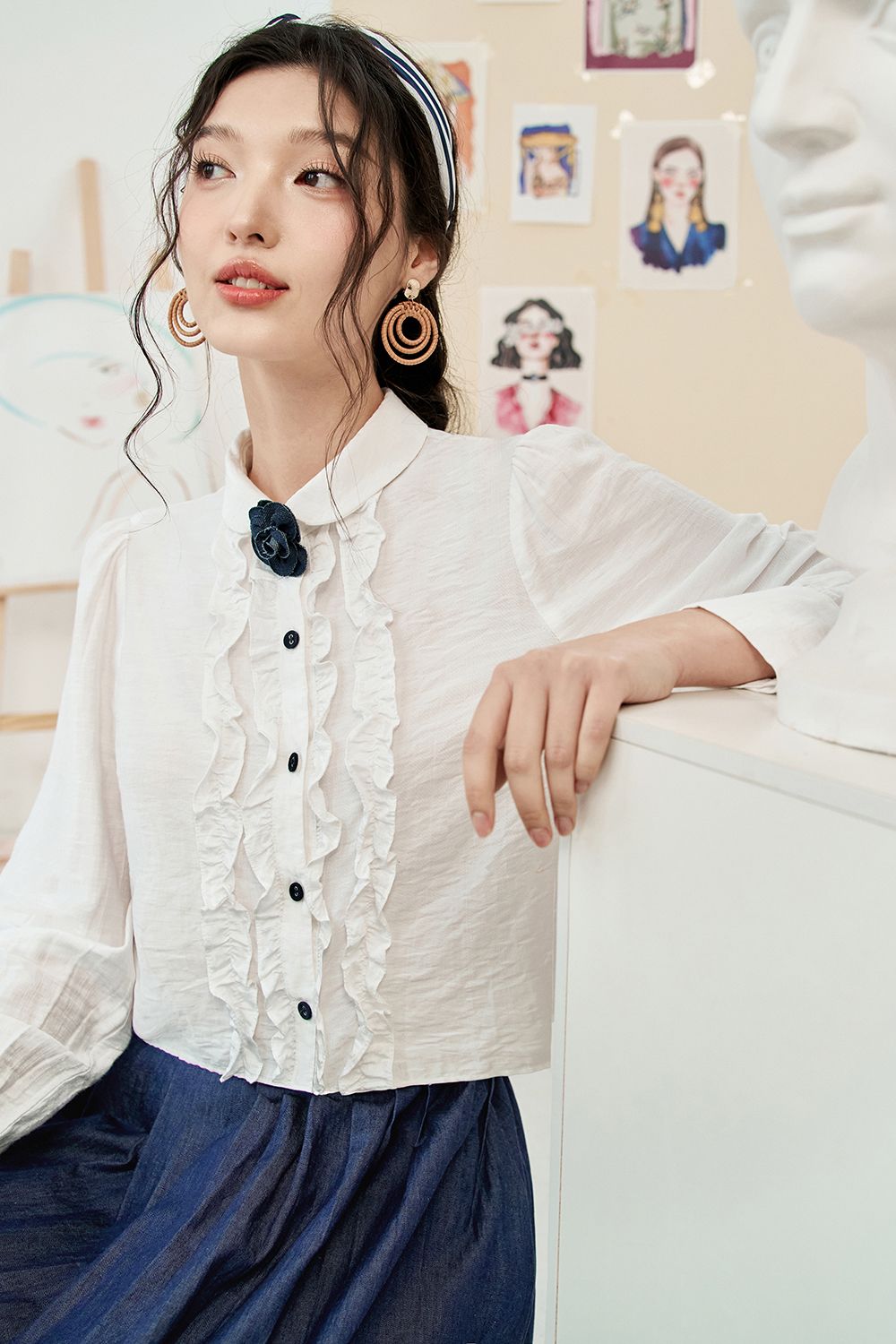 Sơ mi đũi xước trắng đính hoa denim