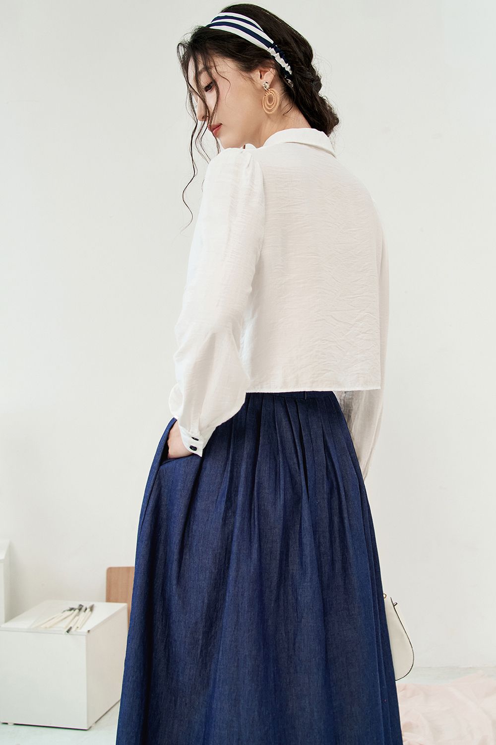 Sơ mi đũi xước trắng đính hoa denim