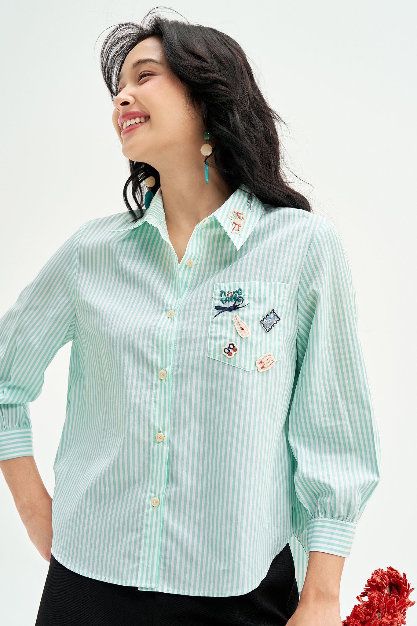 Sơ mi sọc xanh thêu patches