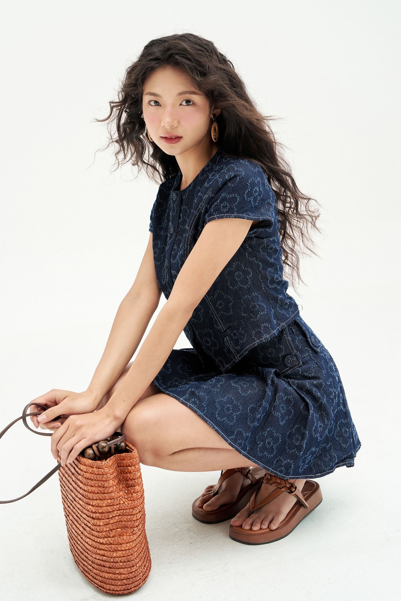 Áo top denim xanh chàm hoa nổi
