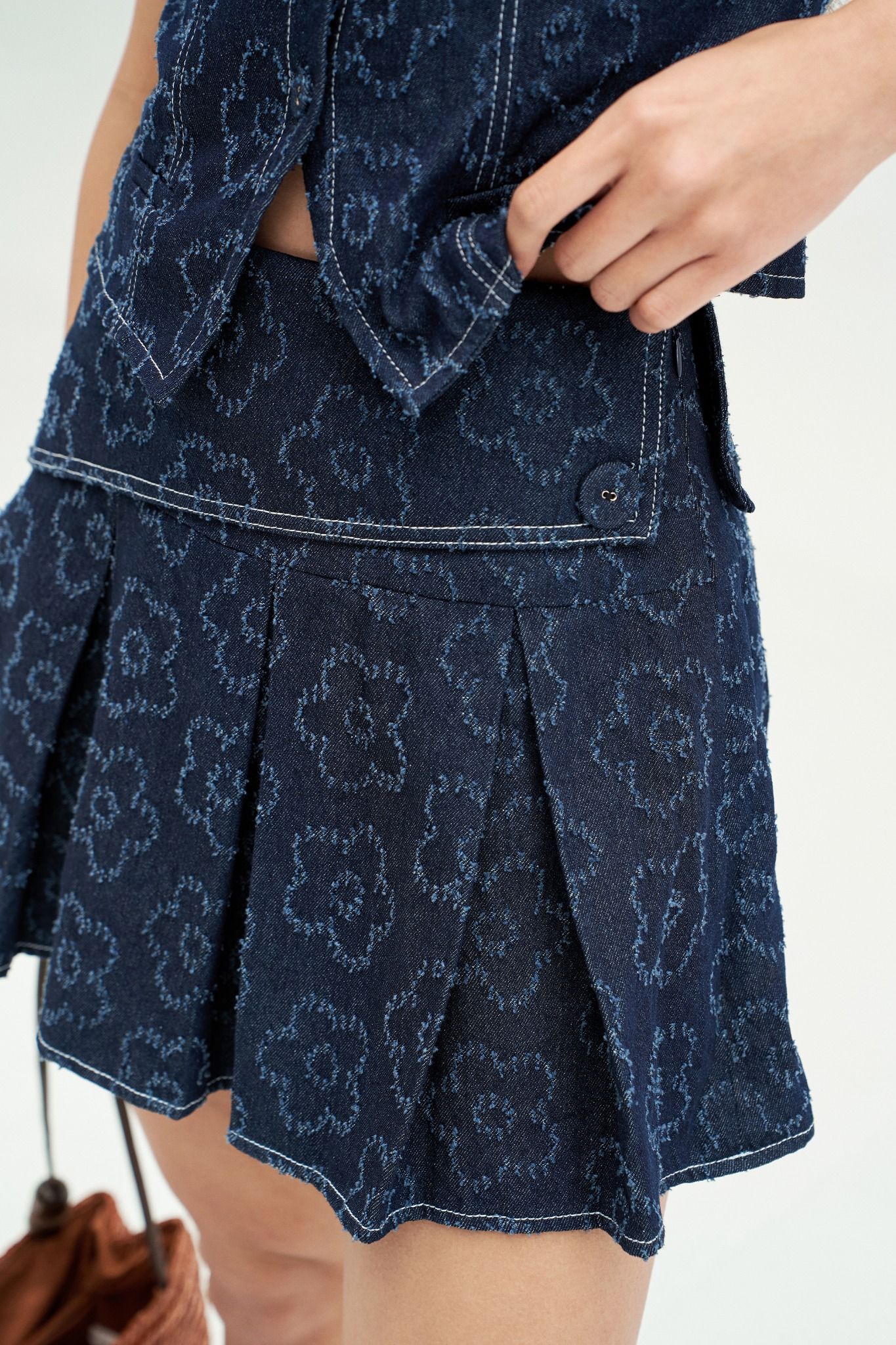 Chân váy mini xoè denim xanh chàm hoa nổi