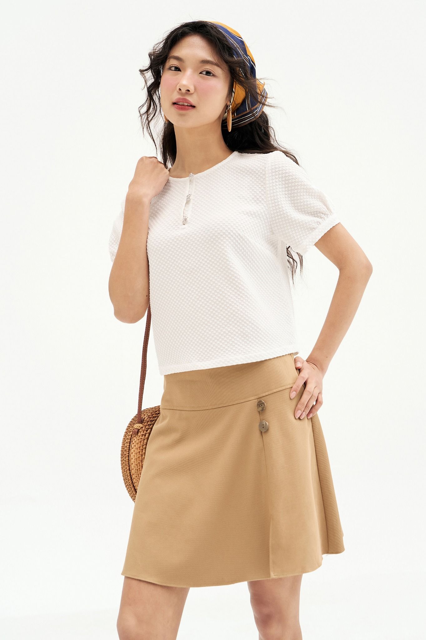 Áo top basic poly xốp trắng khuy nơ