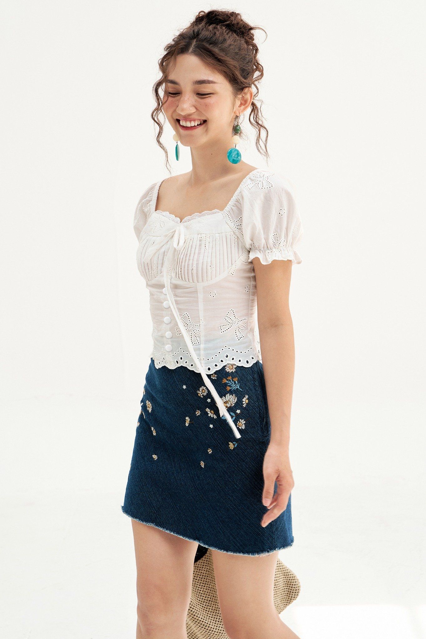 Áo crop top thô ren nơ trắng gấu bode