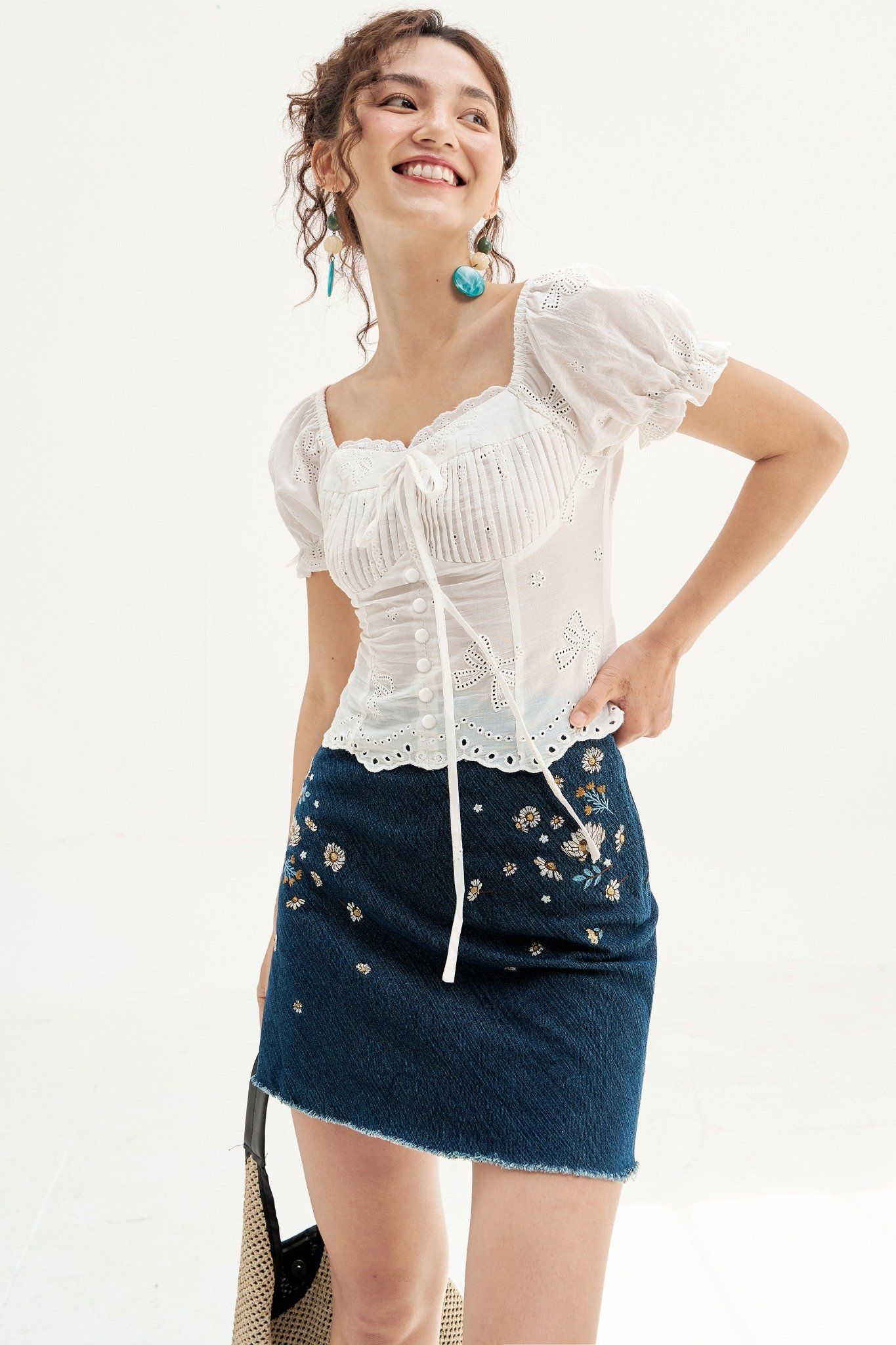 Áo crop top thô ren nơ trắng gấu bode