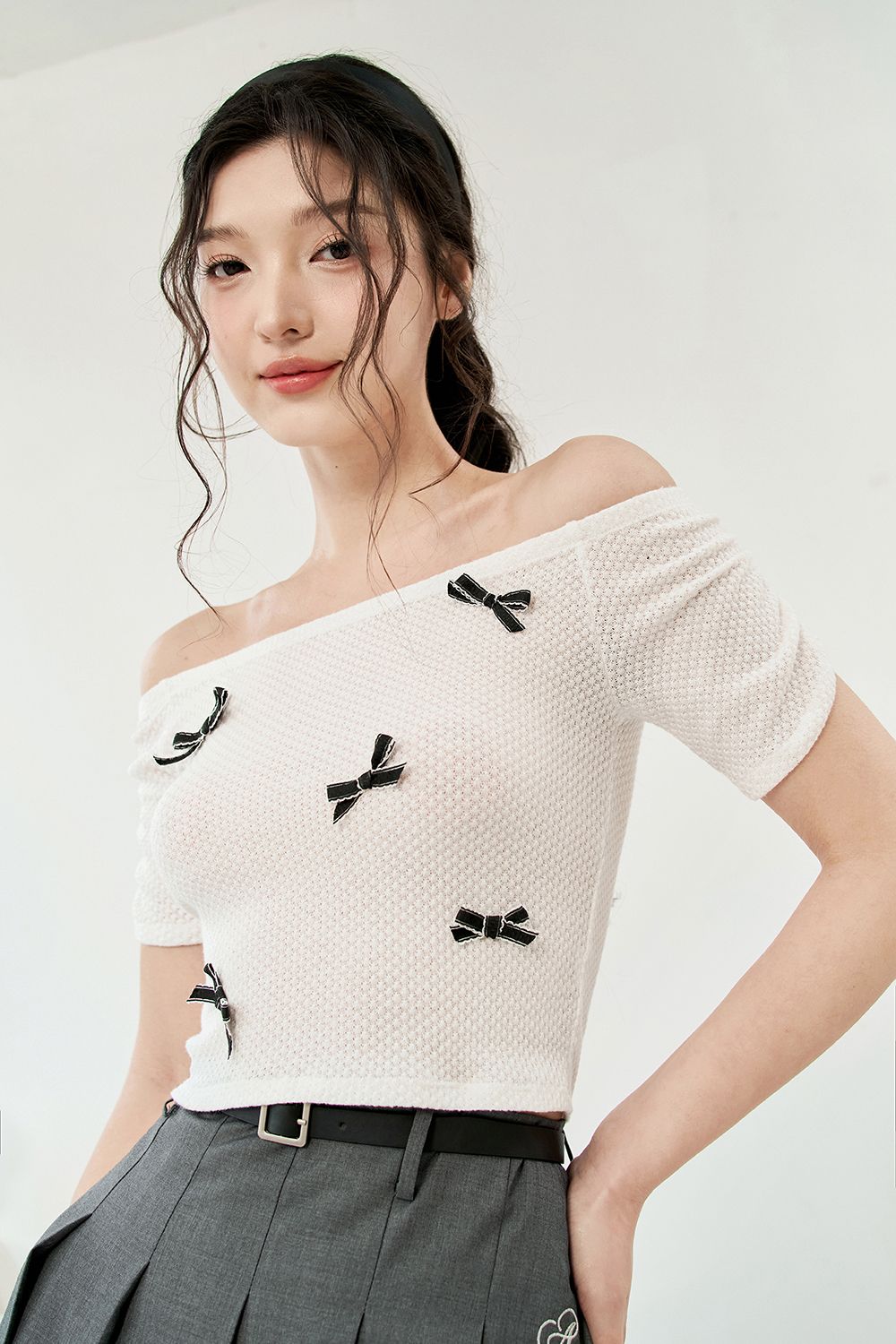Áo top len lưới trắng đính nơ