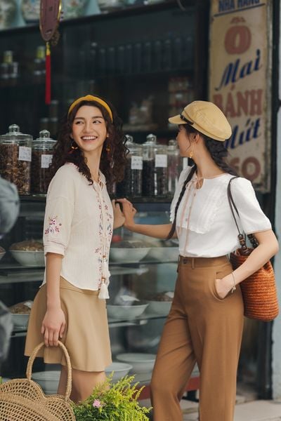 Áo top đũi mềm kem thêu tunic