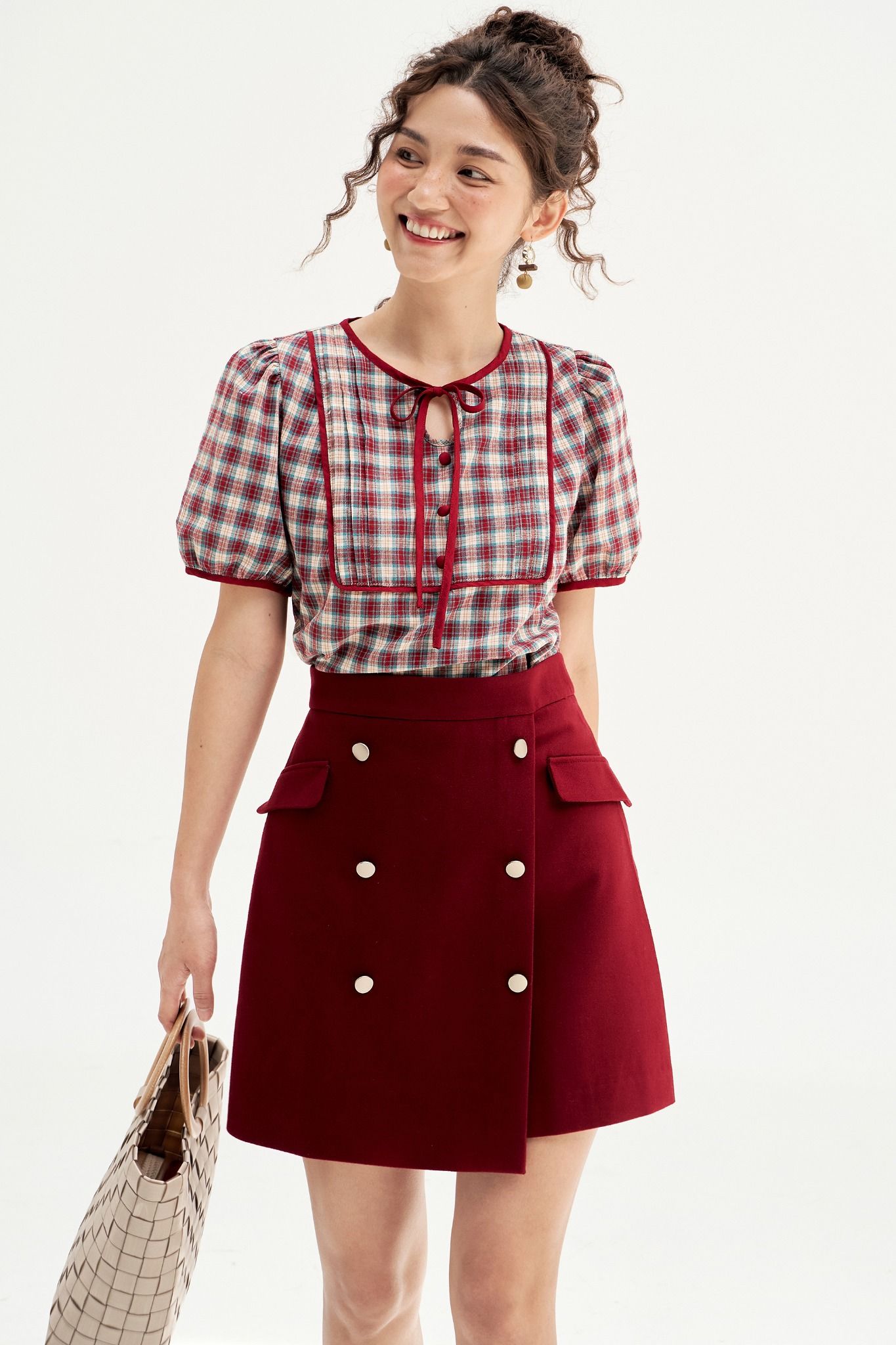 Chân váy mini A dạ mỏng đỏ đô 6 khuy