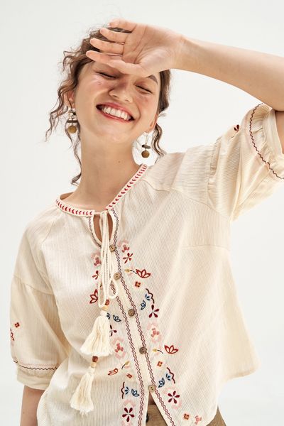 Áo top đũi mềm kem thêu tunic