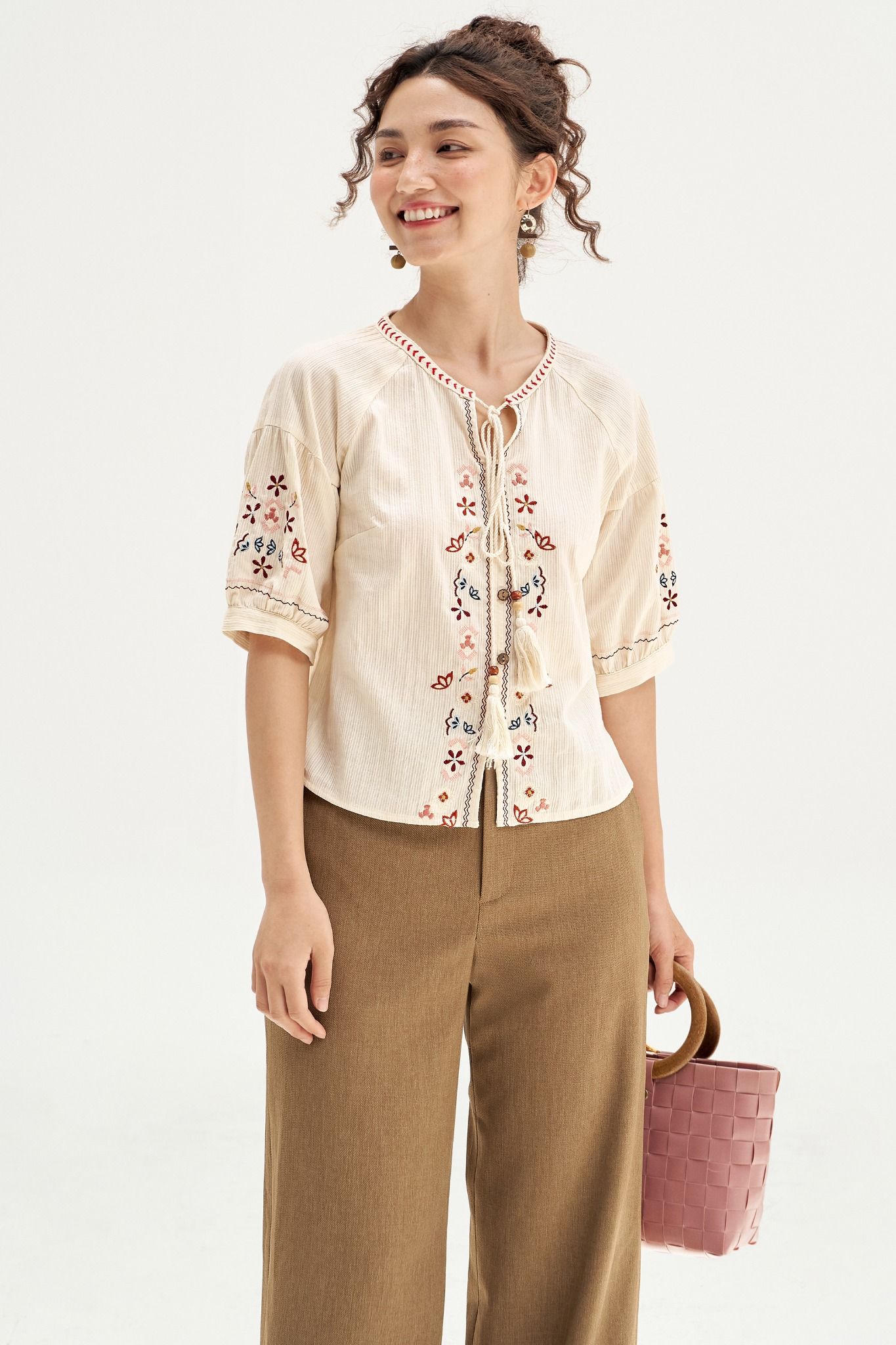Áo top đũi mềm kem thêu tunic
