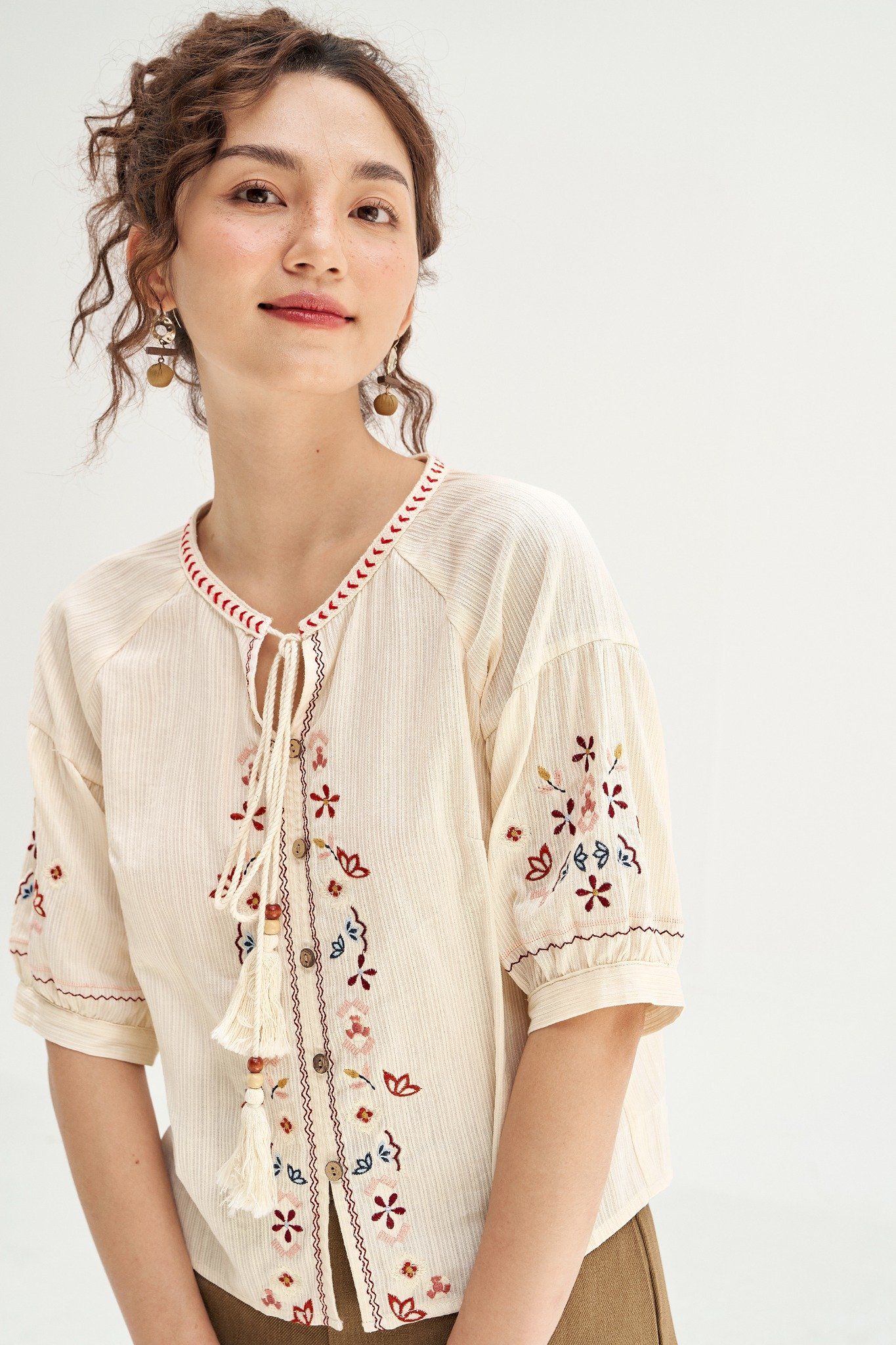 Áo top đũi mềm kem thêu tunic