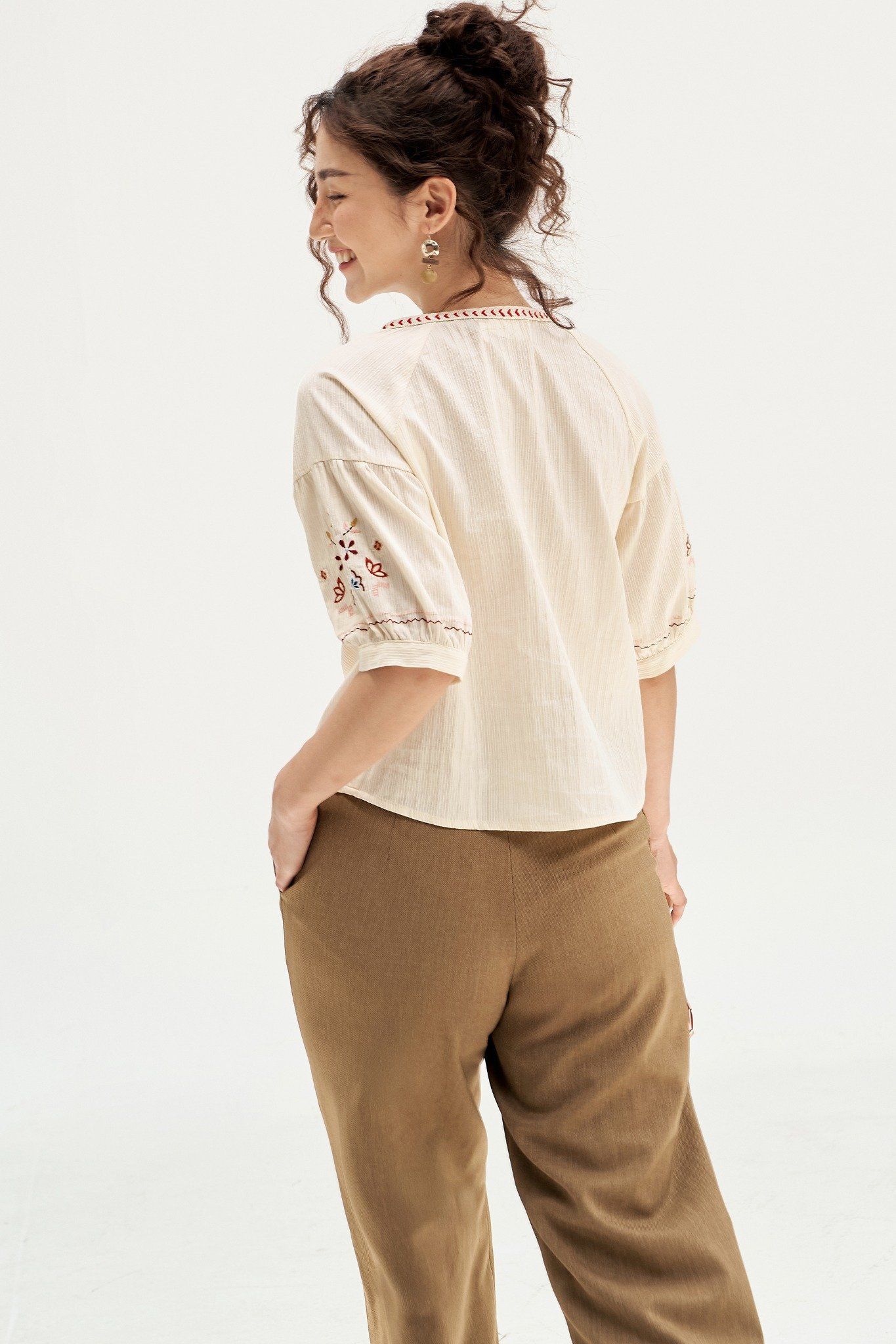 Áo top đũi mềm kem thêu tunic