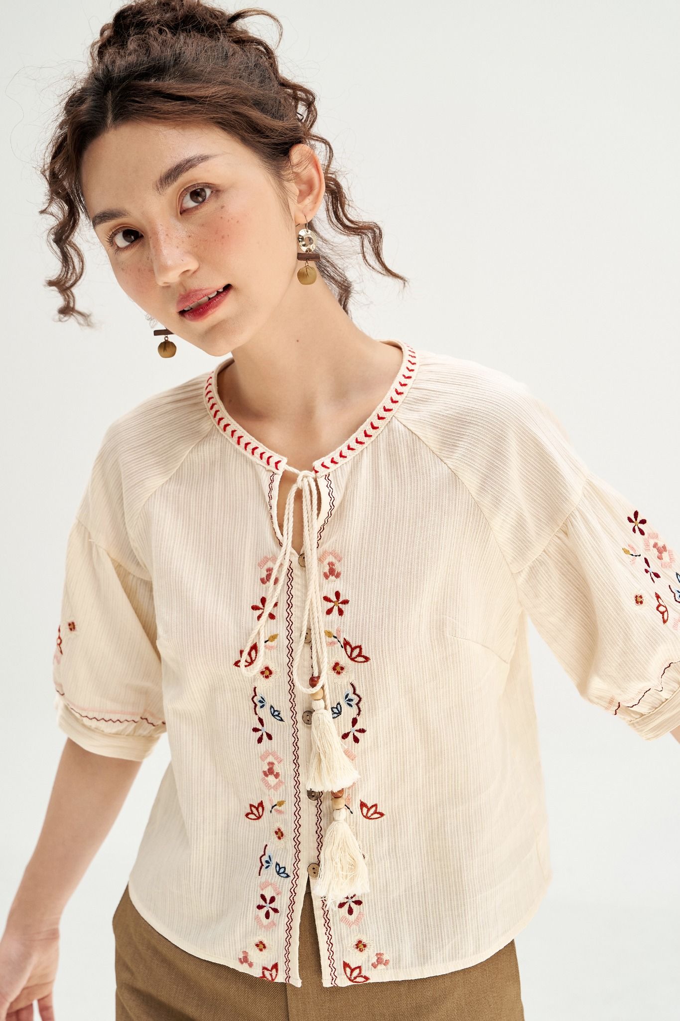 Áo top đũi mềm kem thêu tunic