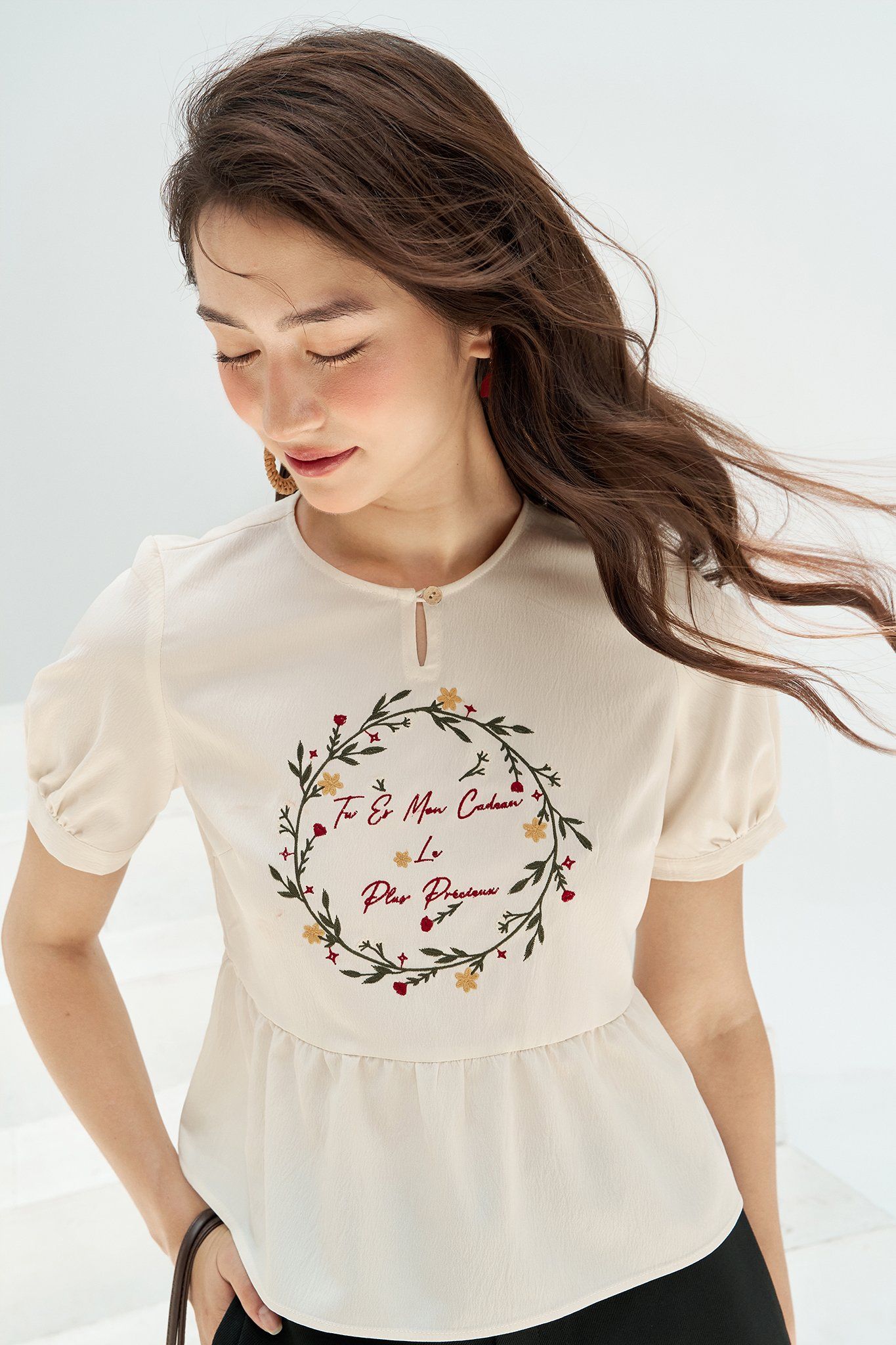Peplum trắng kem thêu vòng nguyệt quế