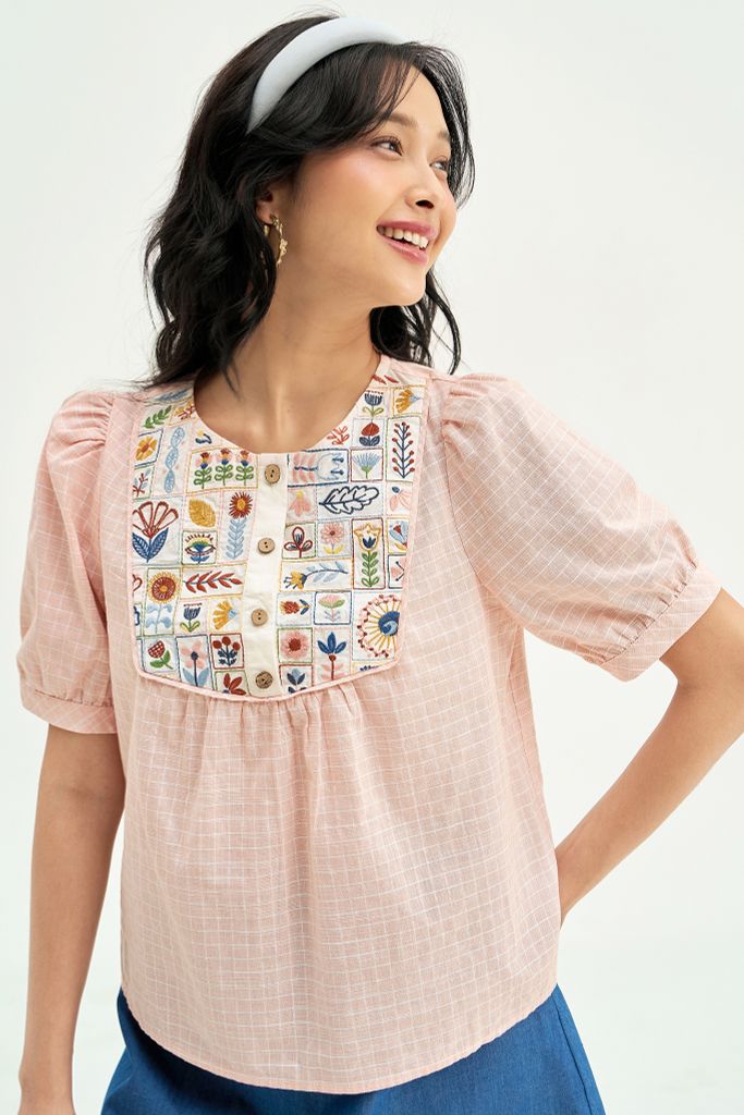 Top karo hồng thêu yếm cổ