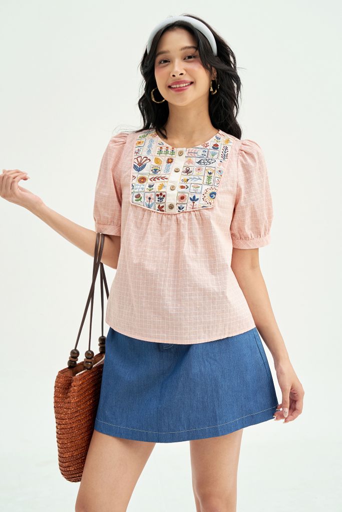 Top karo hồng thêu yếm cổ