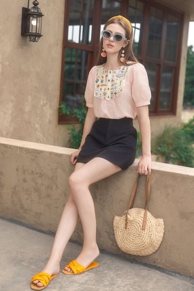 Top karo hồng thêu yếm cổ