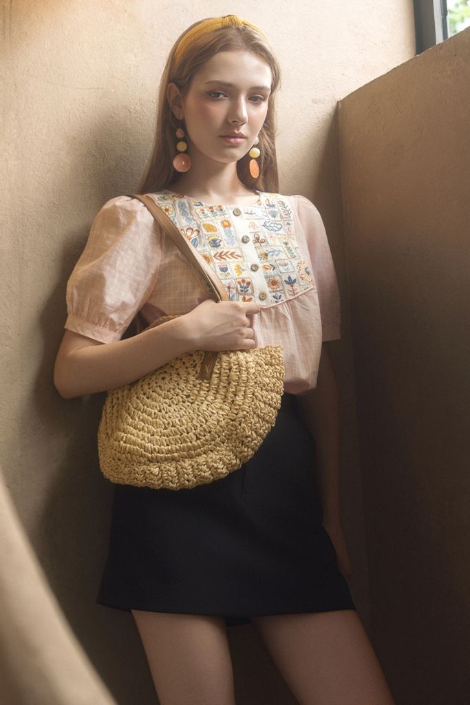 Top karo hồng thêu yếm cổ