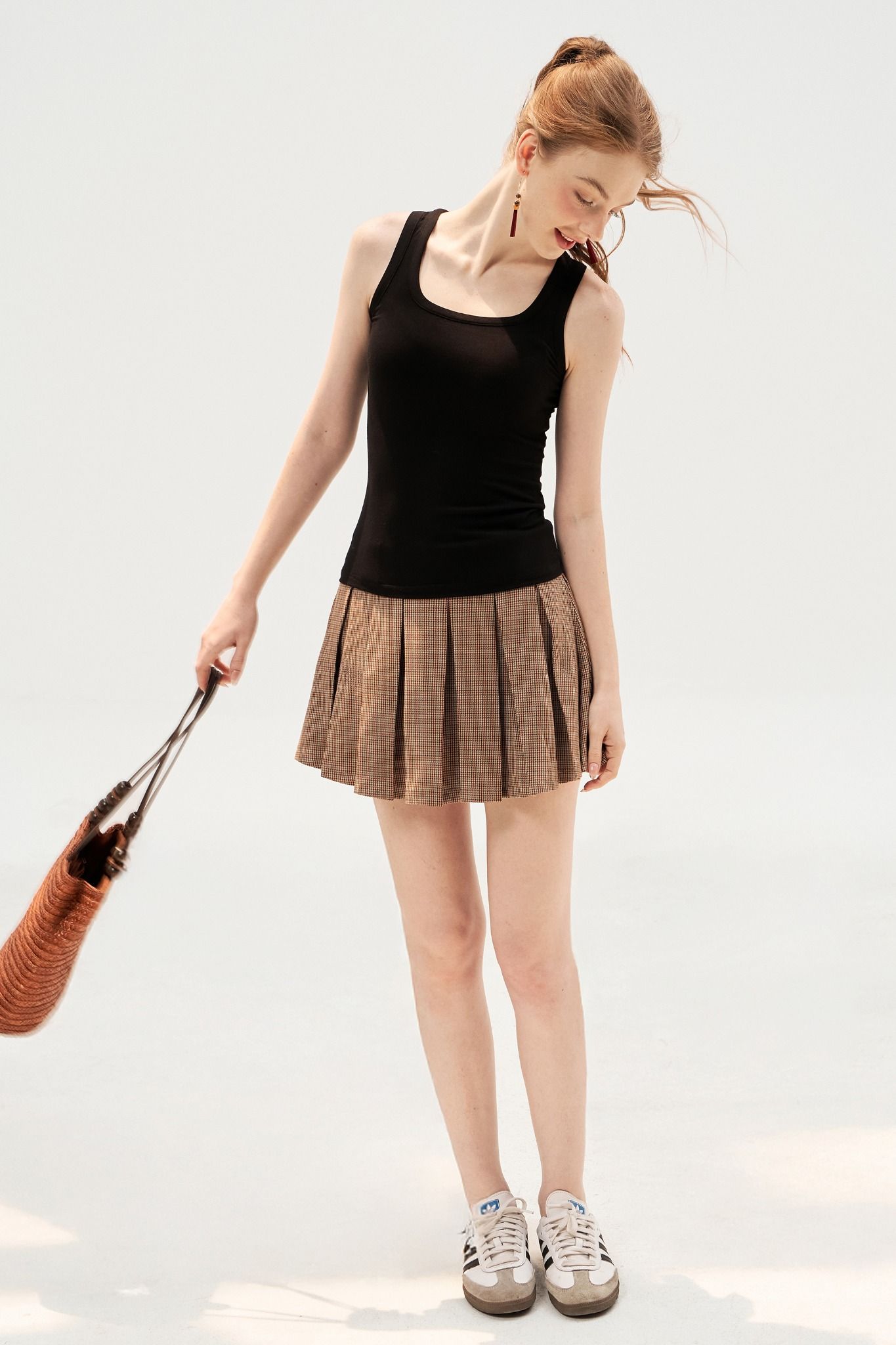Tank top basic đen