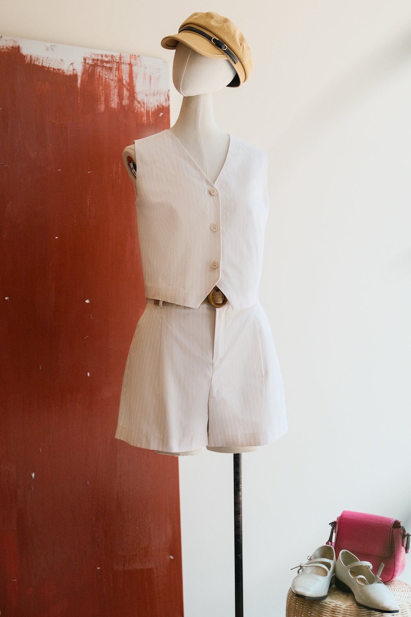 Quần shorts đũi sọc kem kèm belt