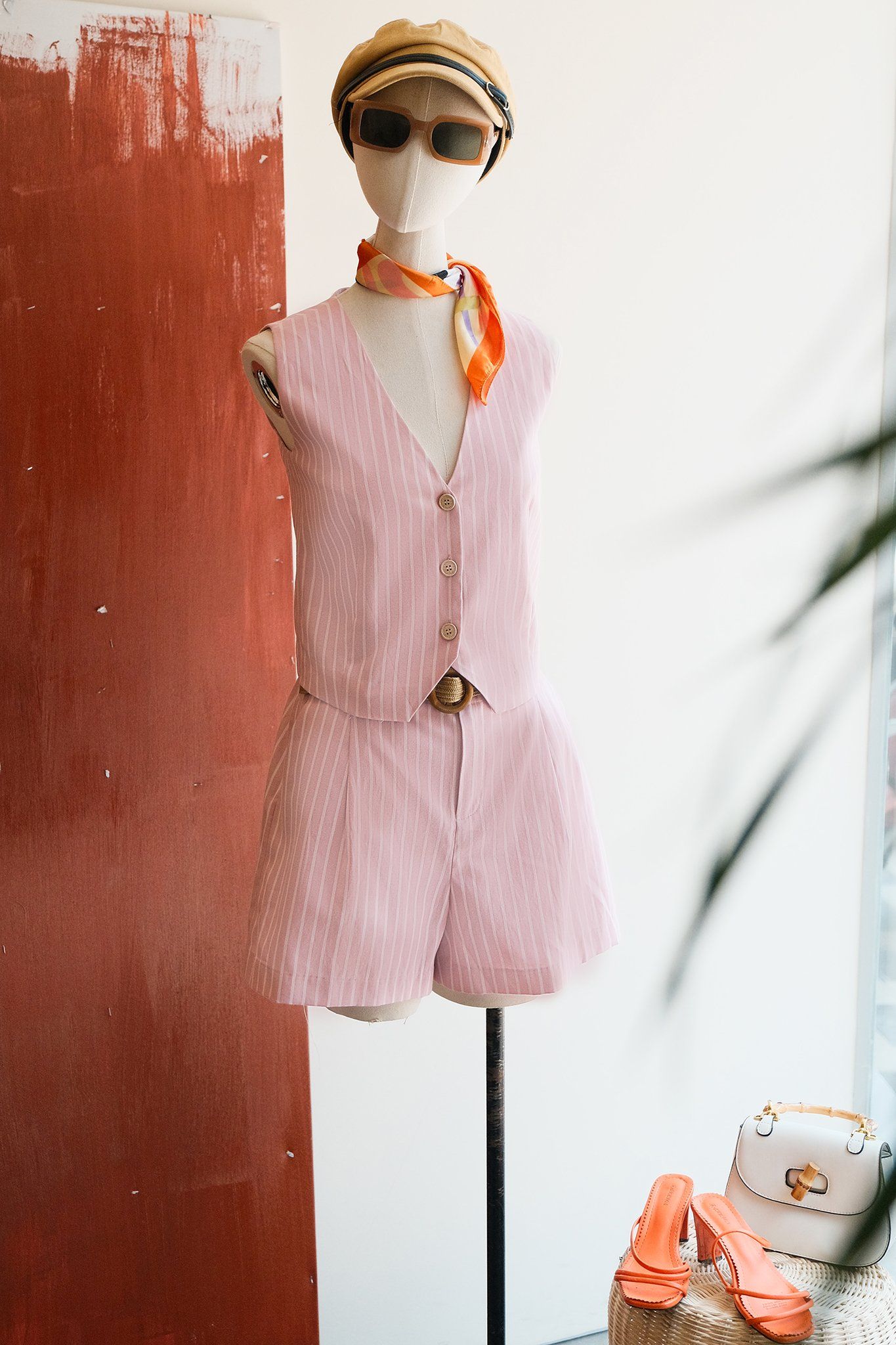 Quần shorts đũi sọc hồng kèm belt