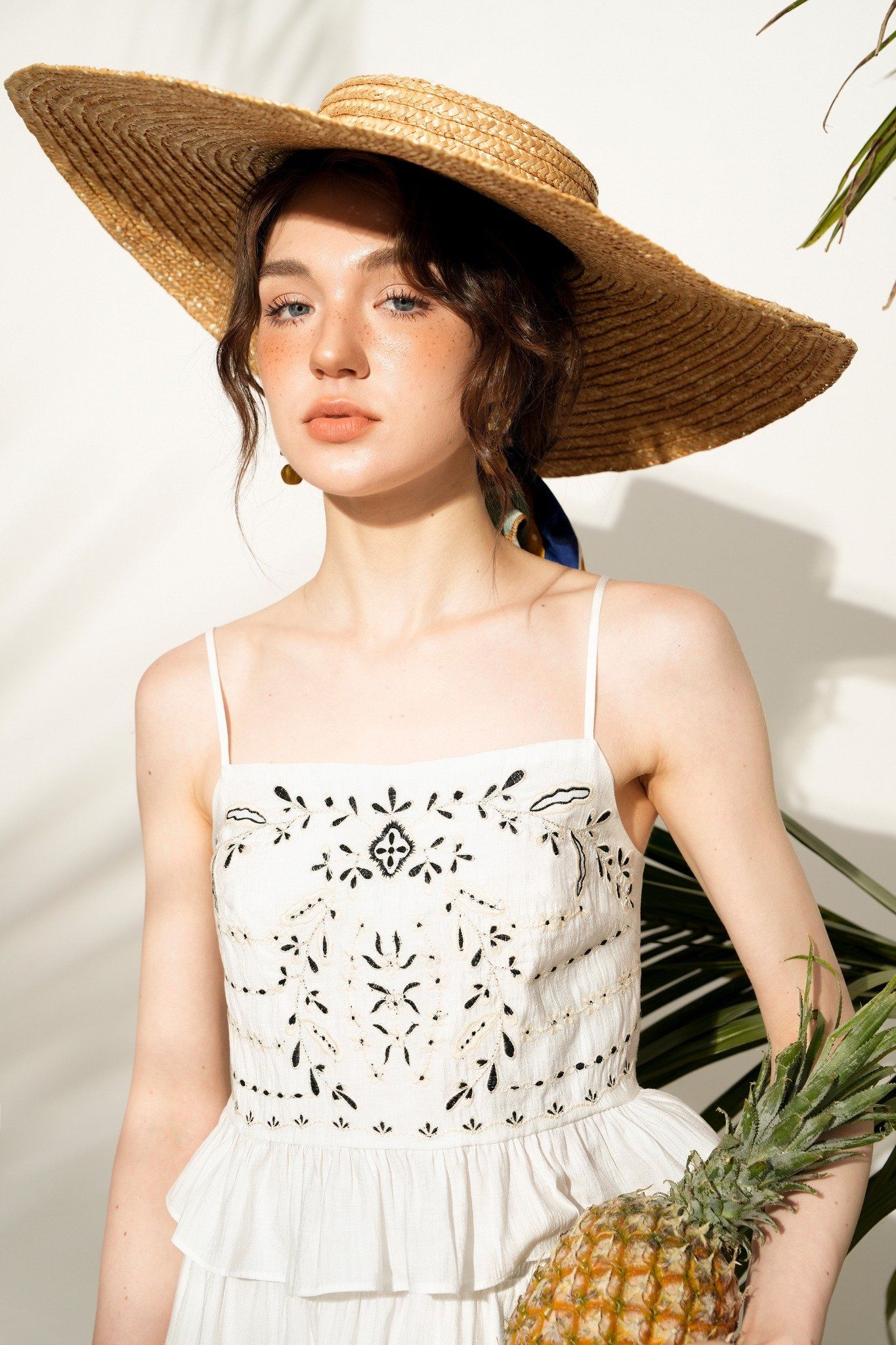 Top 2 dây trắng thêu