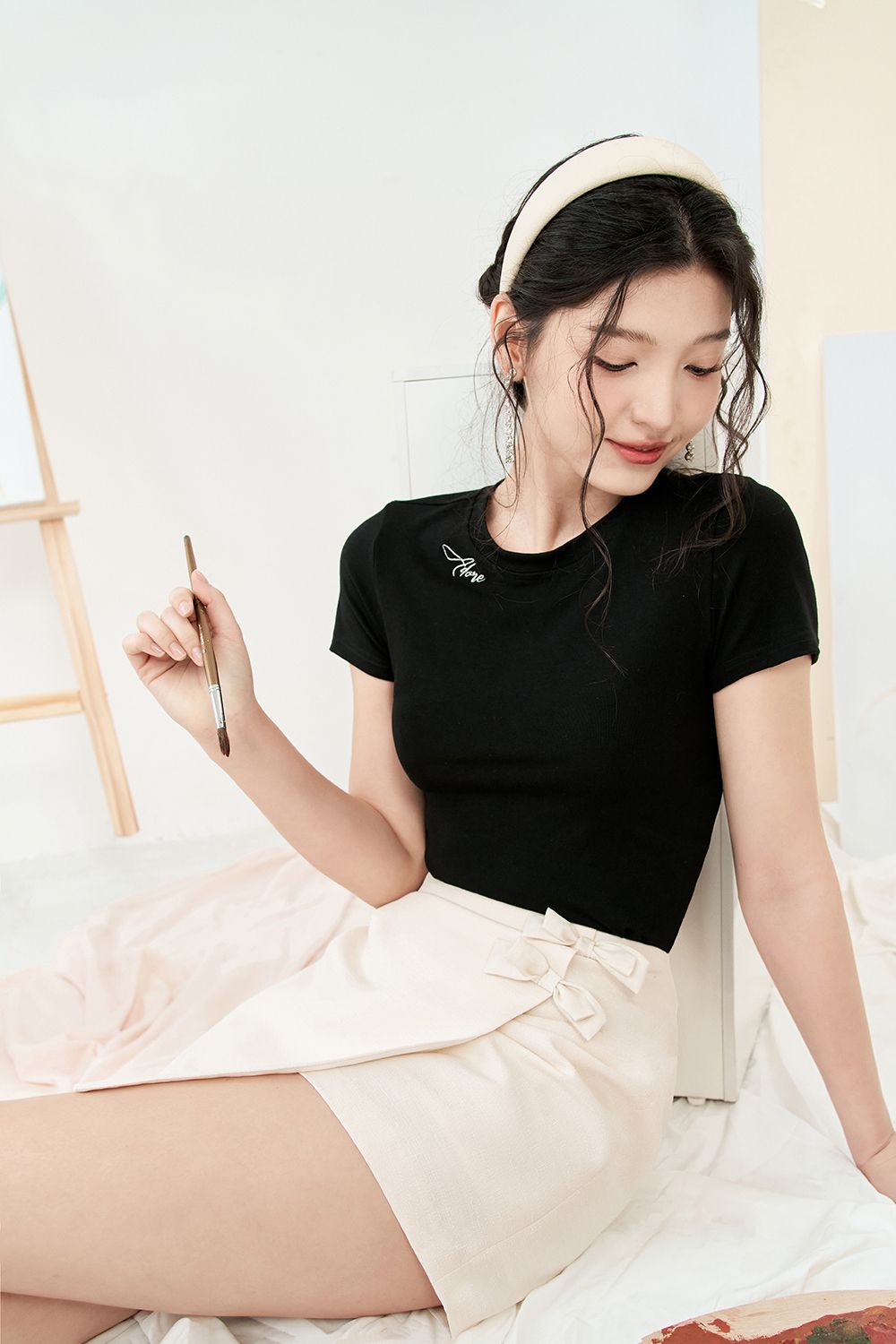 Áo phông basic thun đen thêu Adore