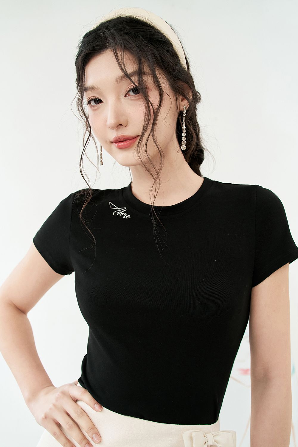 Áo phông basic thun đen thêu Adore