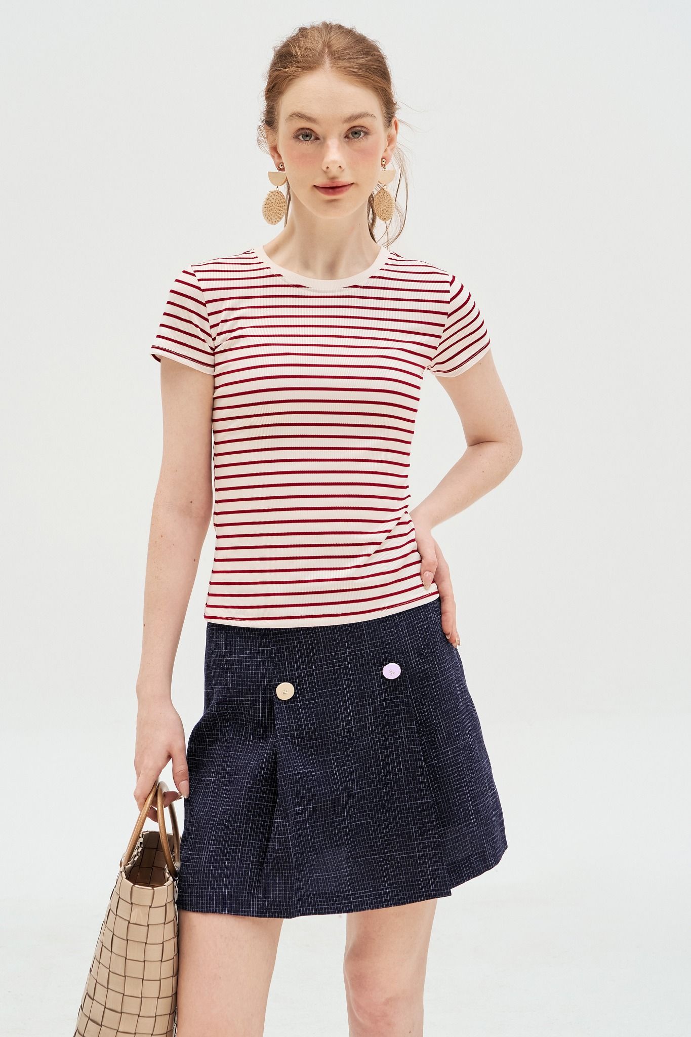 T-shirt ôm basic trắng kẻ đỏ